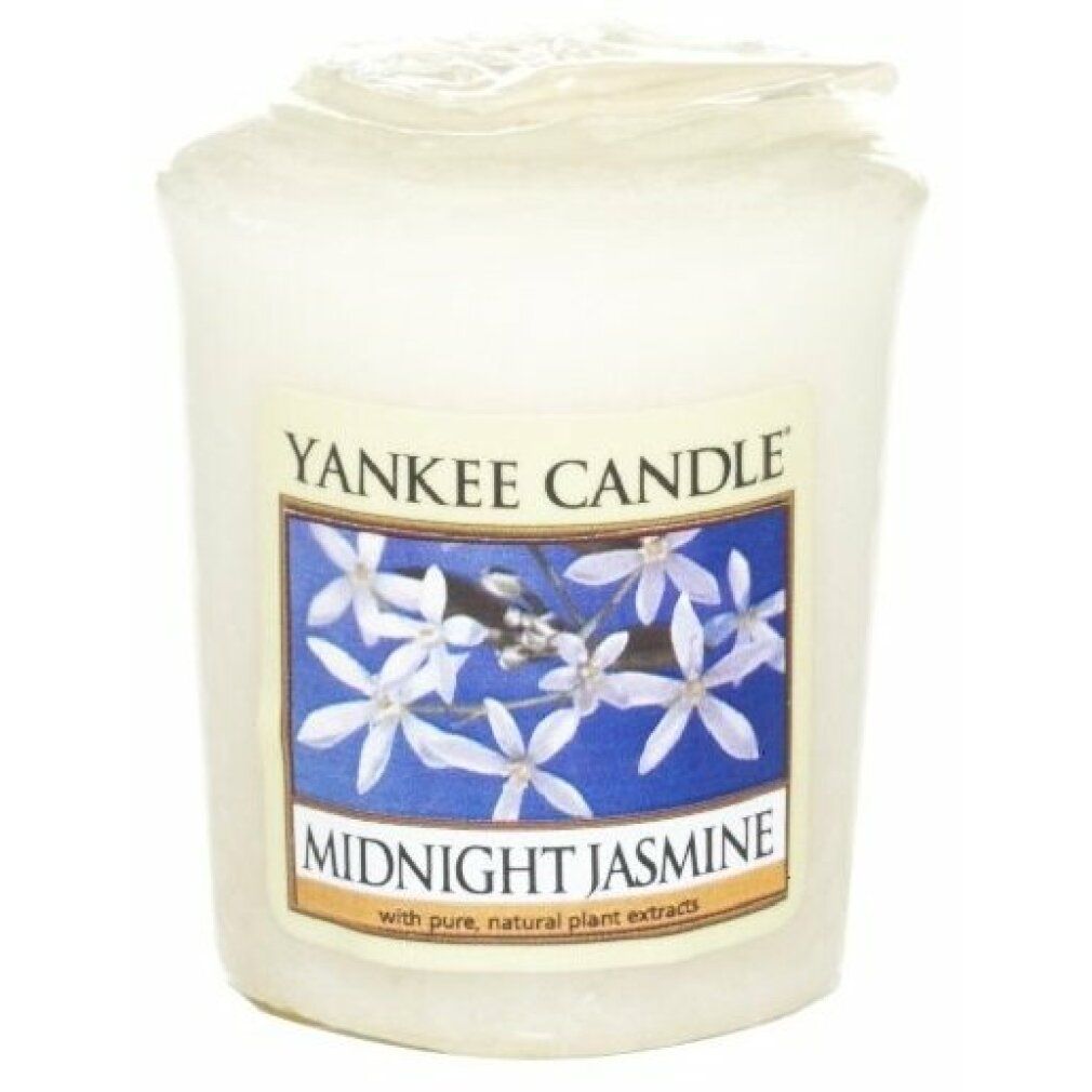 Yankee Candle Midnight Jasmine Duftkerze. Weißes Kerzenglas mit Etikett. Etikett mit Blumenmotiv und Schriftzug.