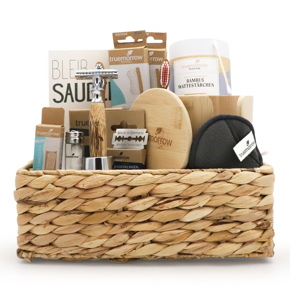 Geschenkset in einem Korb. Enthält Rasierer, Abschminkpads, Rasierklingen, Bürsten, Zahnbürste und weitere Produkte.