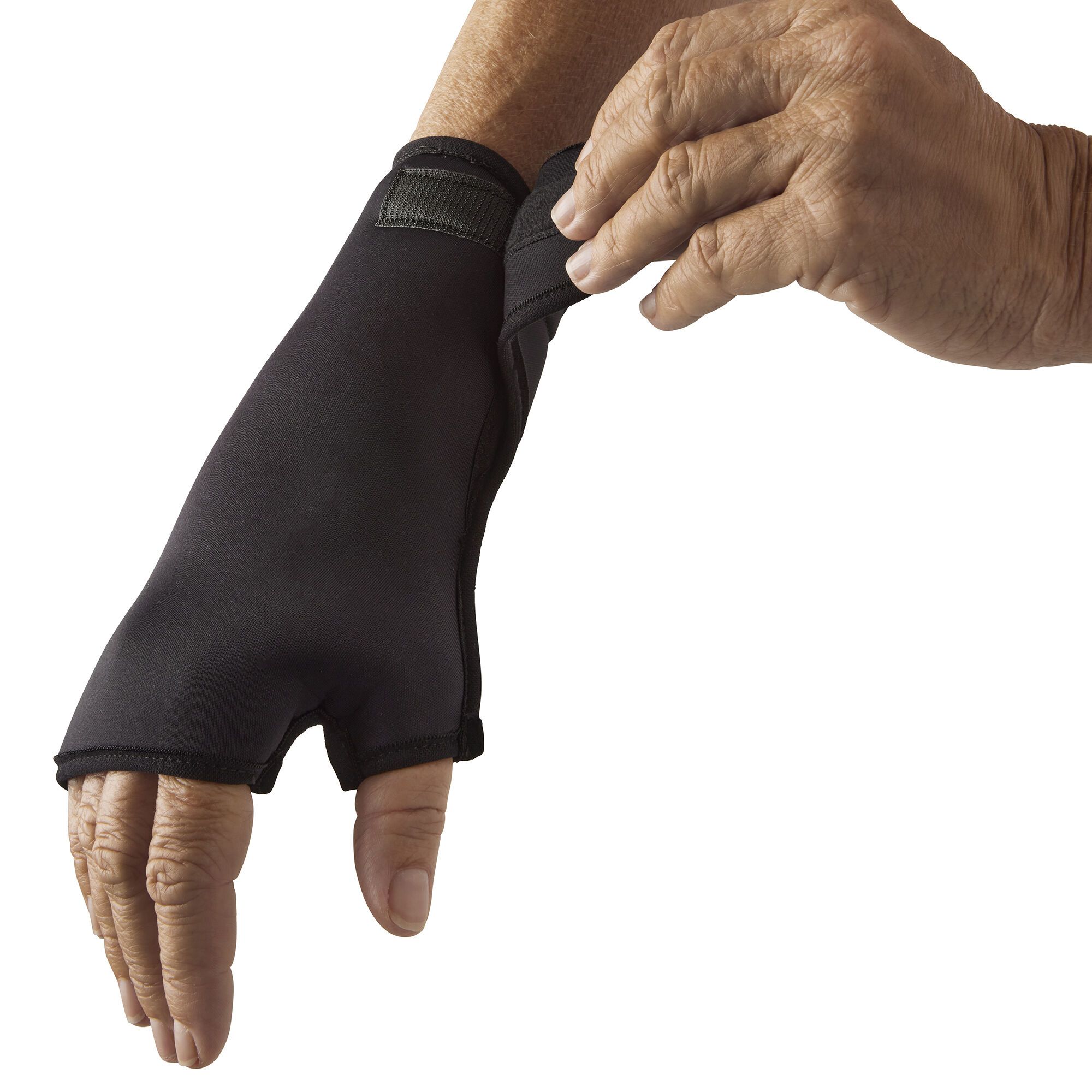 Schwarzer Handgelenk- und Daumenhalter mit Klettverschluss. Der Halter wird am Handgelenk geöffnet.