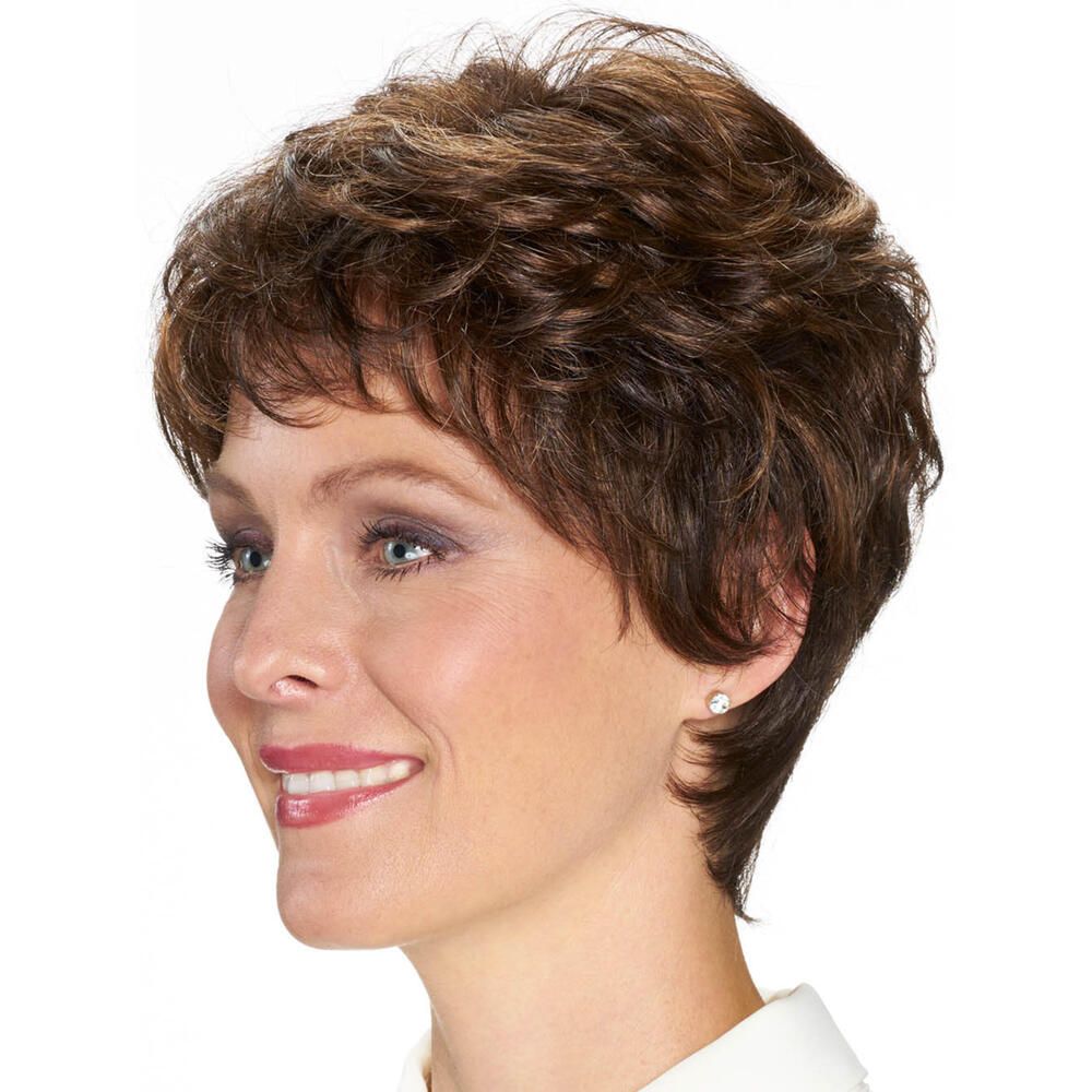 Kurzhaarperücke mit gewelltem Haar in Braun- und Blondtönen. Die Perücke bedeckt den Kopf einer Frau, die zur Seite schaut.