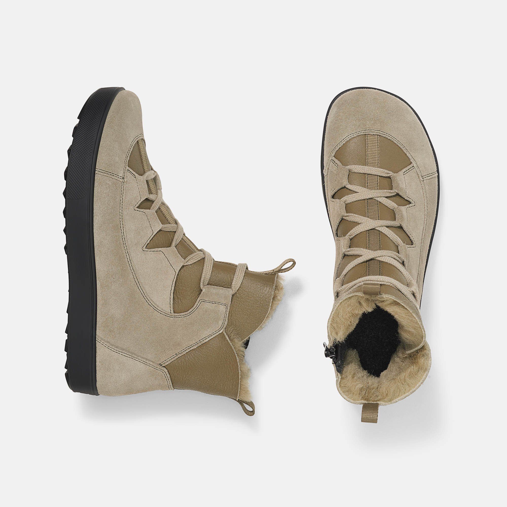 Beige Stiefelette mit Schnürung und schwarzer Sohle. Innenfutter aus Fell. Reißverschluss. Draufsicht.