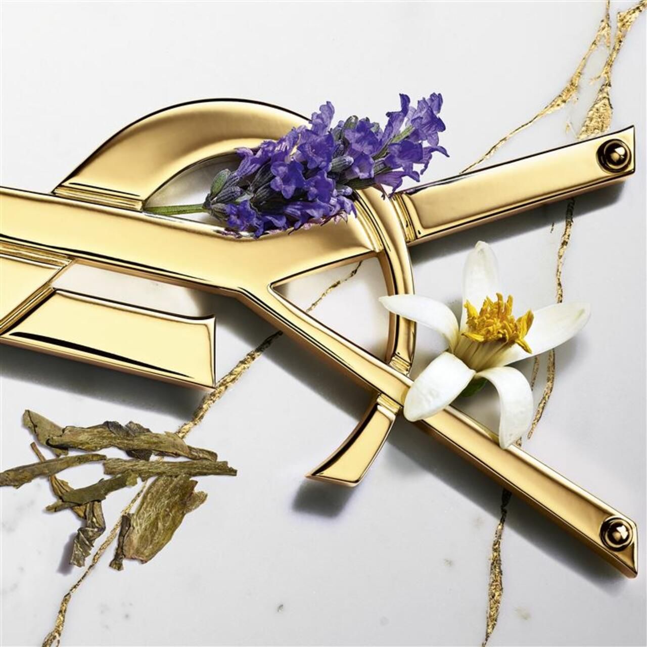 Goldfarbenes Logo mit Lavendel, Blüten und Kräutern auf marmoriertem Hintergrund.