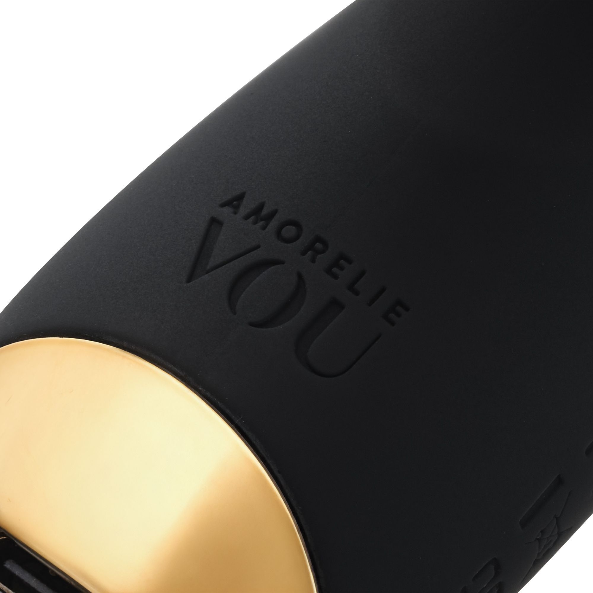 Nahaufnahme des schwarzen Massagestabs mit goldfarbenem Ende. Der Markenname "AMORELIE VOU" ist sichtbar.