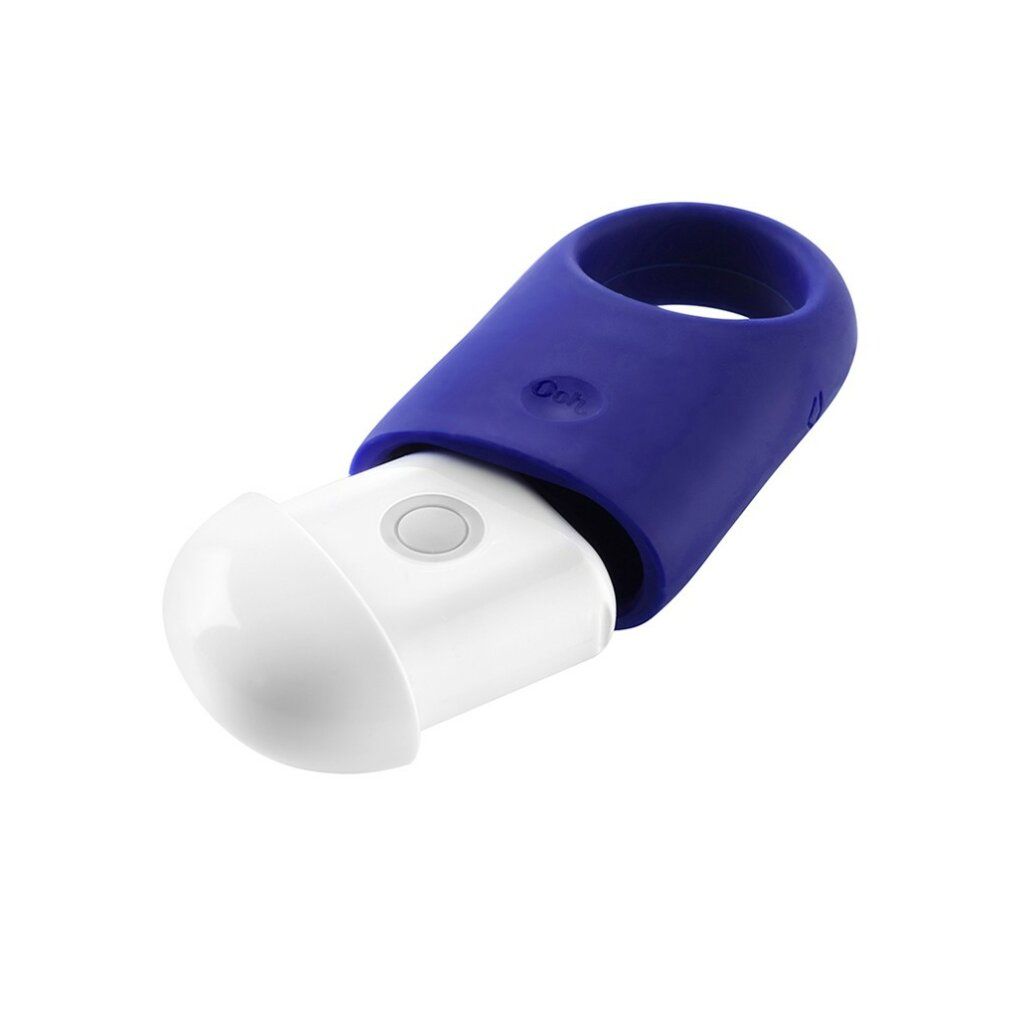 Blauer Ring mit weißem Einsatz. Der Ring ist geöffnet, der Einsatz ist teilweise sichtbar. Knopf auf dem Ring.