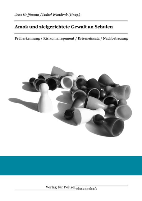 Buchcover mit Titel: Amok und zielgerichtete Gewalt an Schulen. Schachfiguren, schwarz und weiß, liegen verstreut. Verlag für Polizeiwissenschaft.