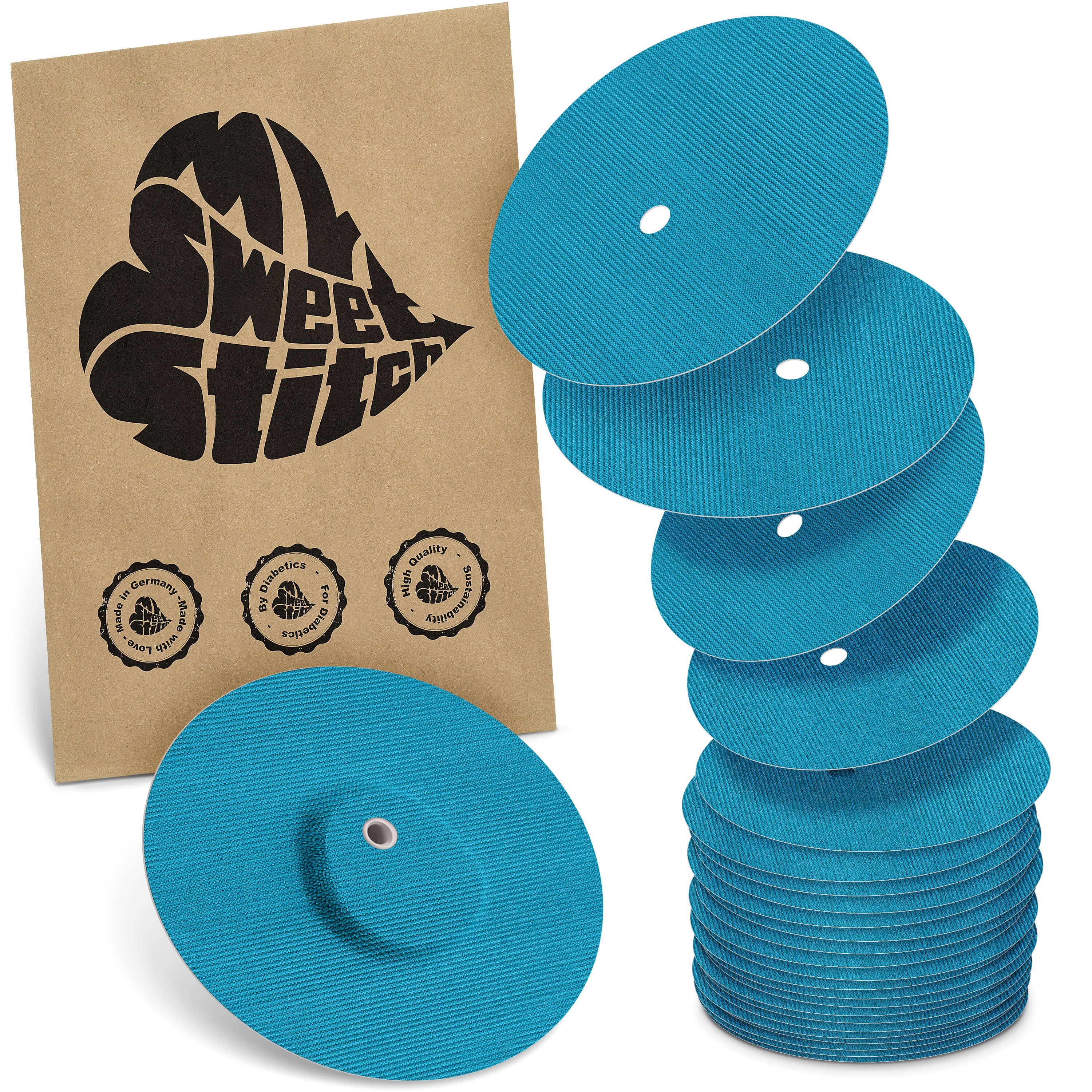 Blaue, runde Pflaster mit Loch, gestapelt und in Verpackung. Verpackung mit Logo 'MySweetStitch' und Qualitätssiegeln.