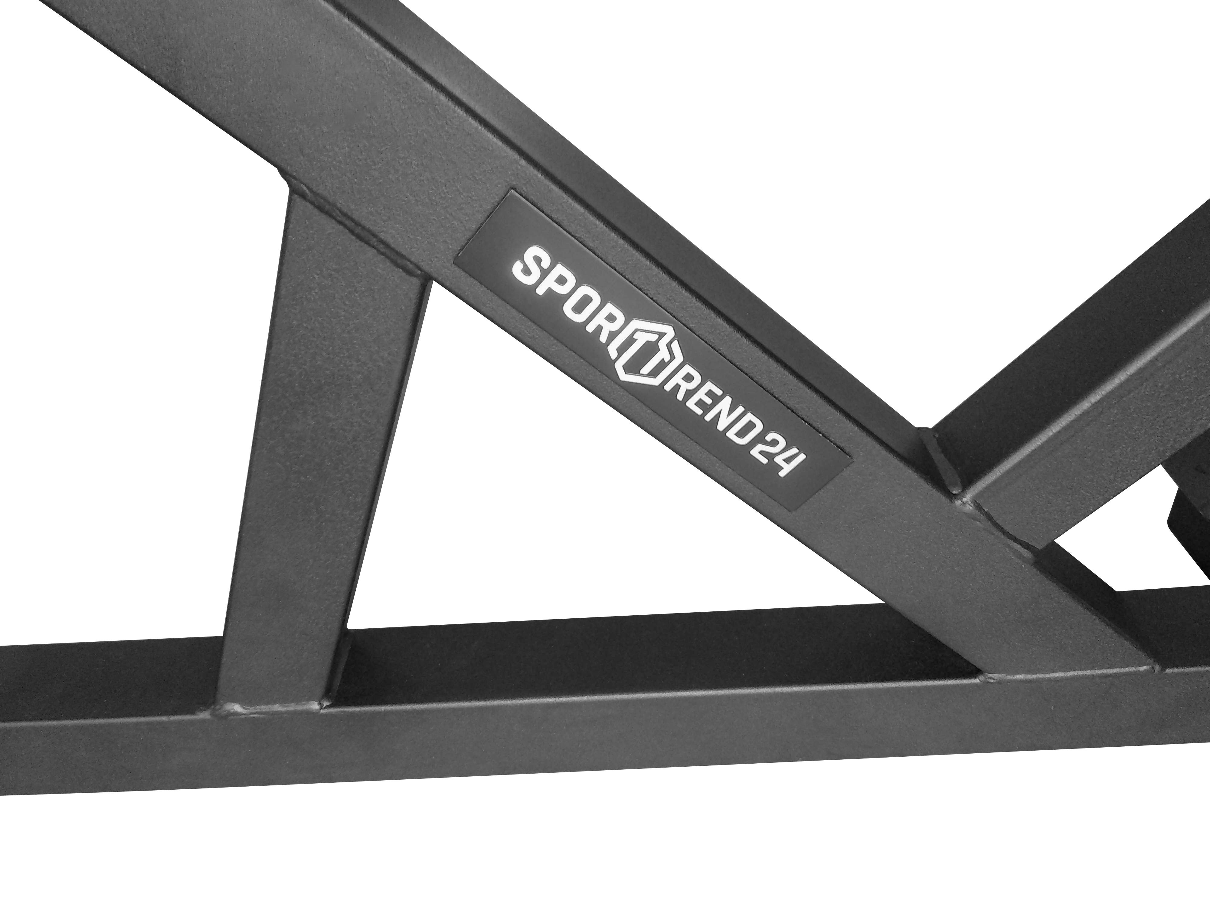 Detail der Hyperextensionsbank. Schwarzes Metallgestell mit Logo SPORTTREND 24.