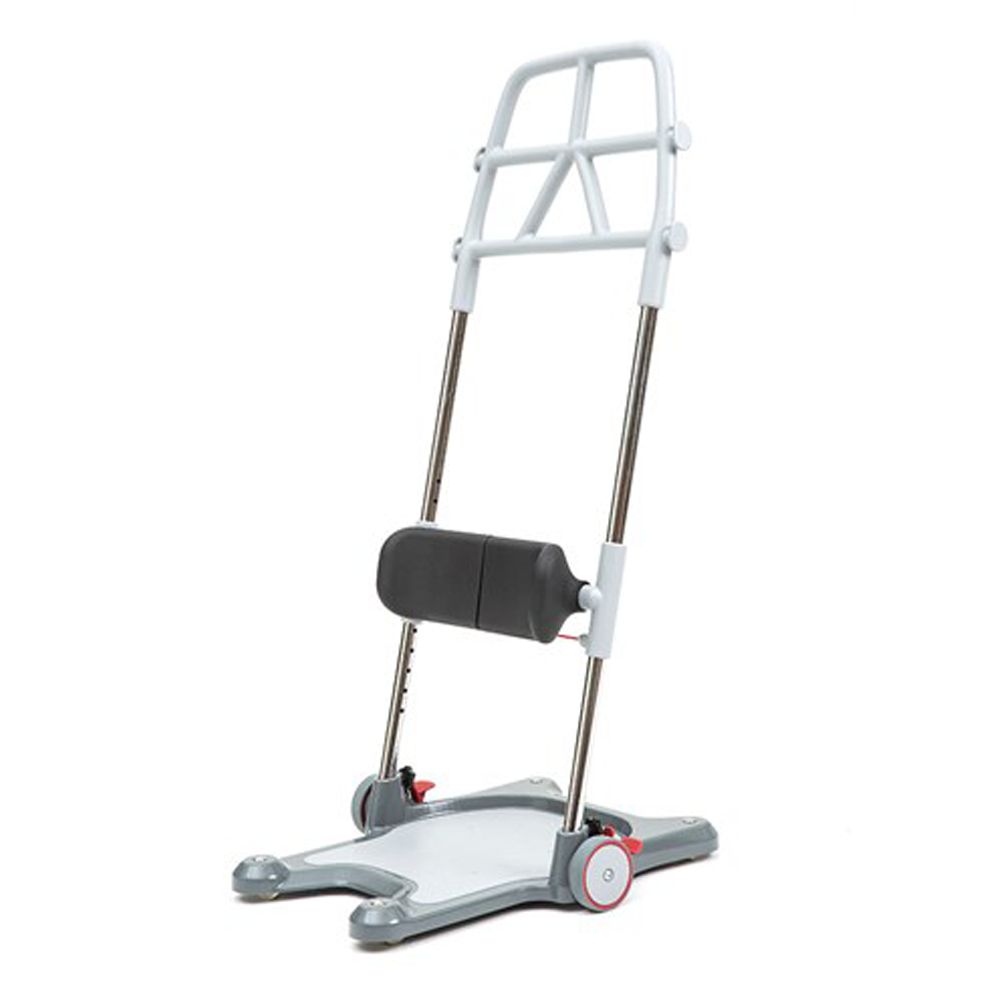 Grauer Stehhilfe mit Fußplatte, gepolsterter Stütze und Griff. Zwei Räder an der Basis. Metallrahmen.