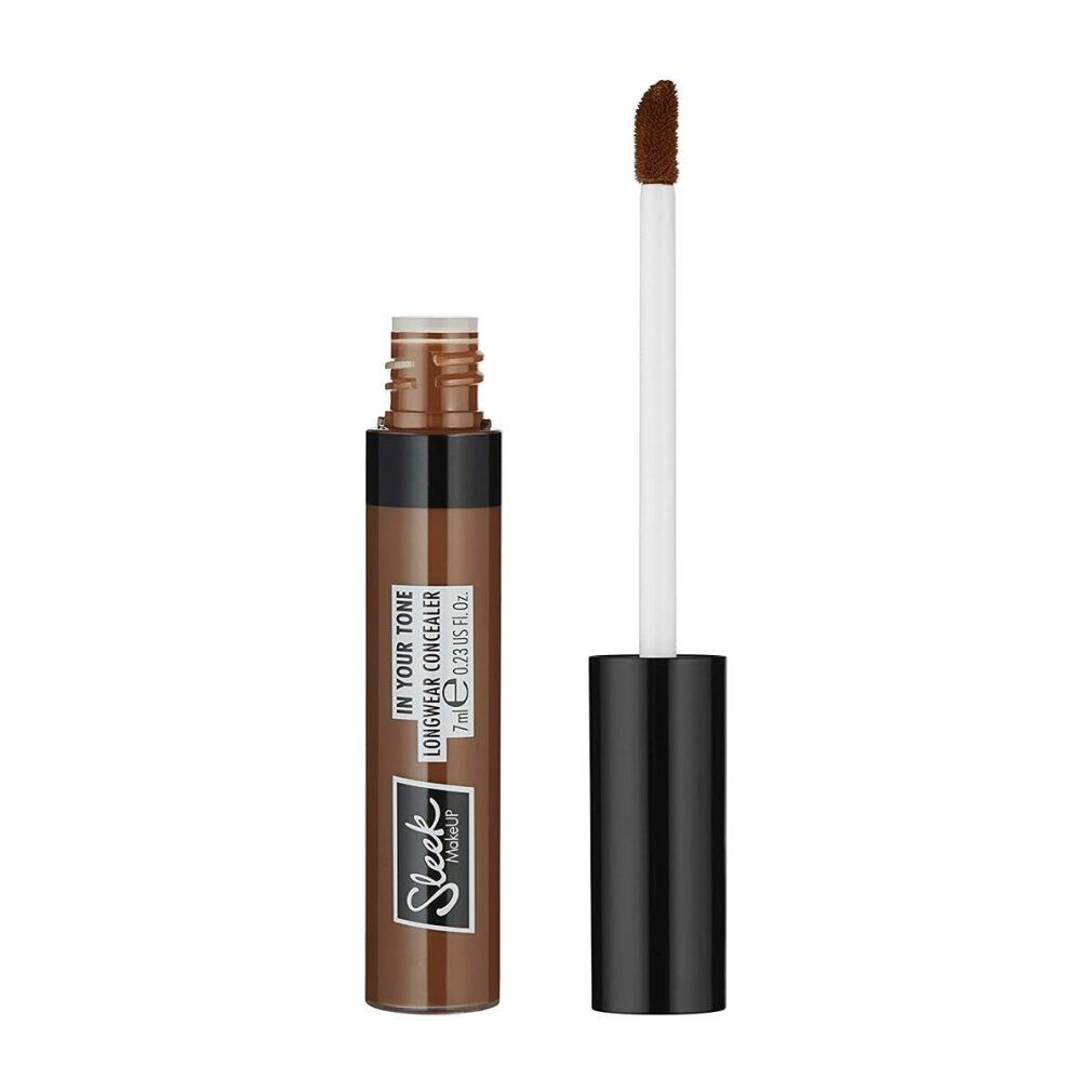 Brauner Concealer-Behälter mit schwarzem Deckel und Applikator. Aufschrift: IN YOUR TONE LONGWEAR CONCEALER, 7ml, Sleek Makeup.