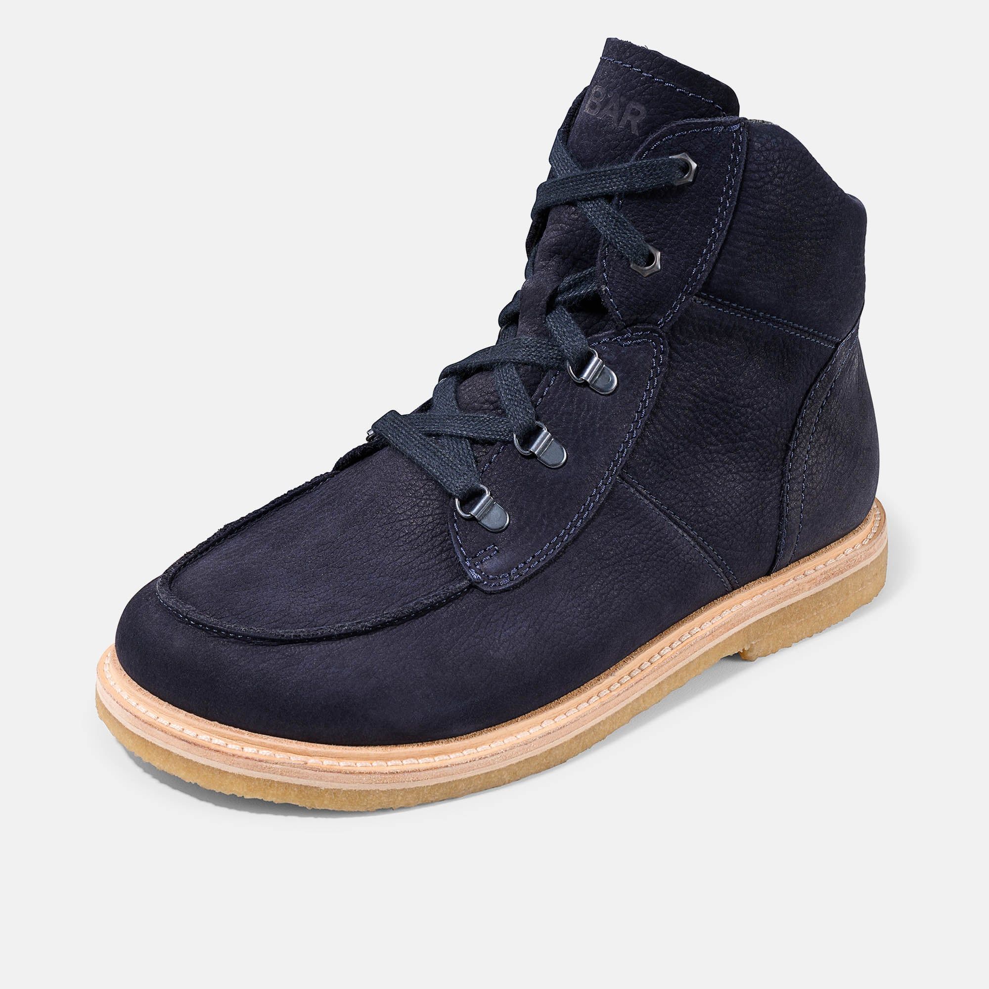 Dunkelblaue Stiefelette mit Schnürung und heller Sohle. Auf der Zunge steht "BÄR".