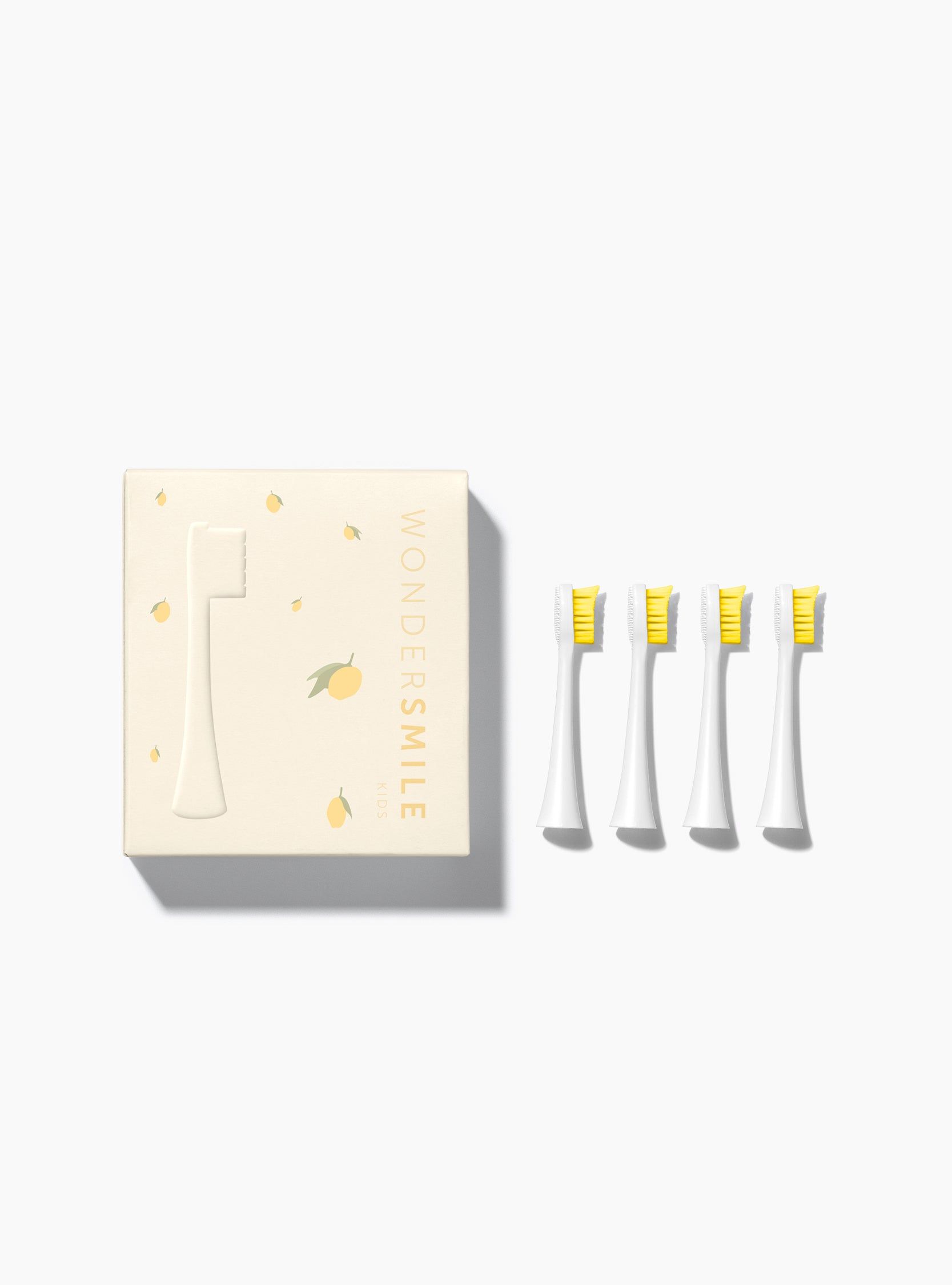 Wondersmile Bürstenköpfe Kids Yellow. Vier weiße Bürstenköpfe mit gelben Borsten. Karton mit Produktabbildung und Schriftzug.
