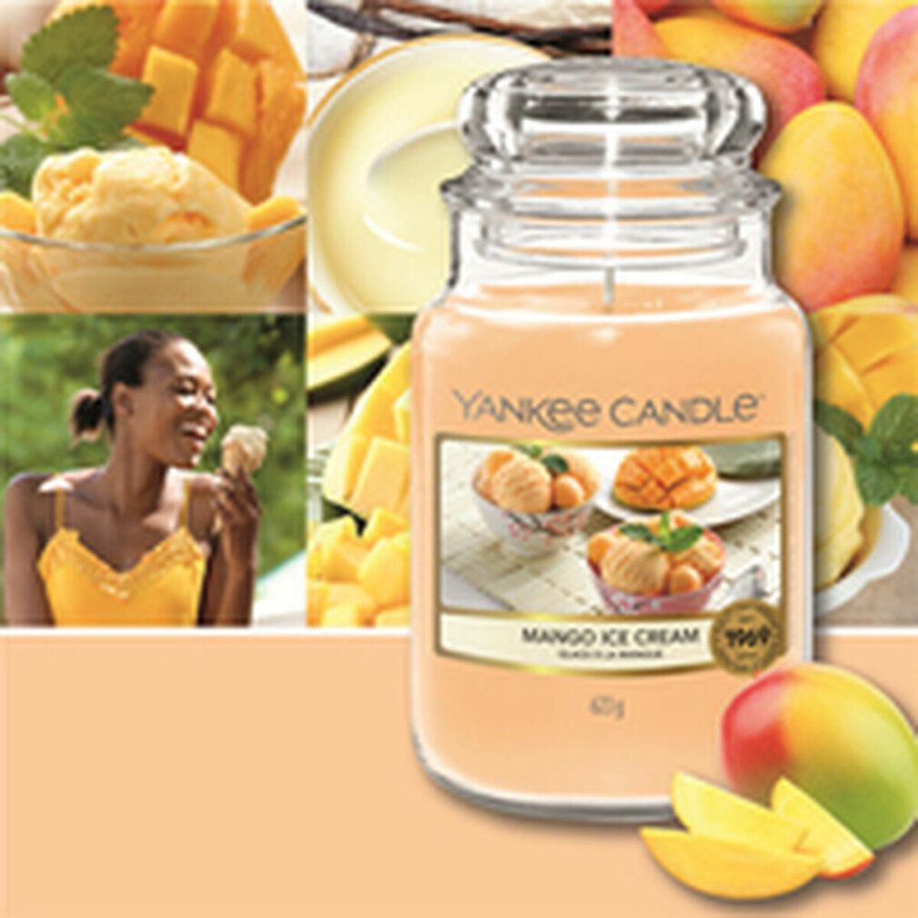 Duftkerze im Glas mit Deckel. Aufkleber mit Mango-Eis-Motiv. Aufschrift: Yankee Candle, Mango Ice Cream, Glace à la Mangue.