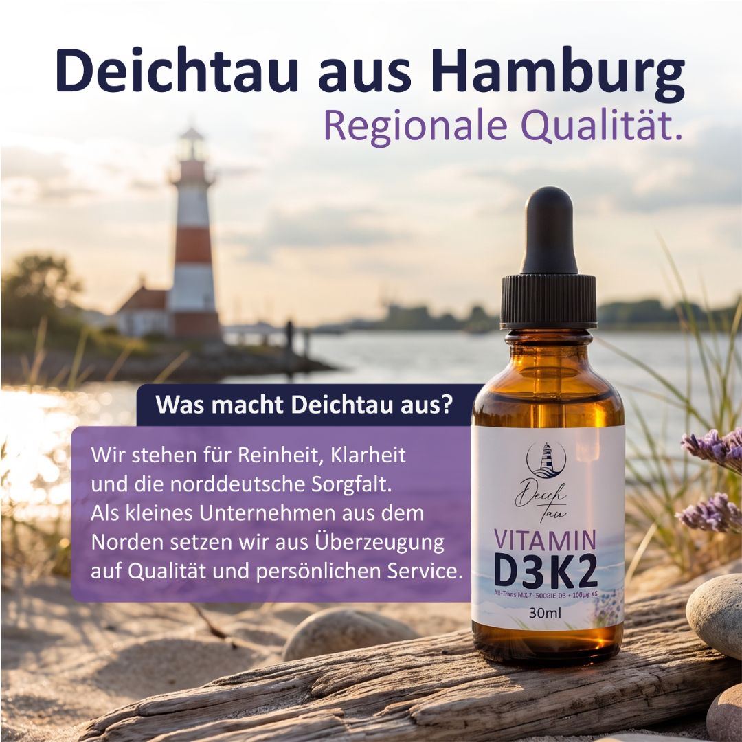 Deichtau Vitamin D3 K2 Flasche am Strand mit Leuchtturm im Hintergrund. 30ml.