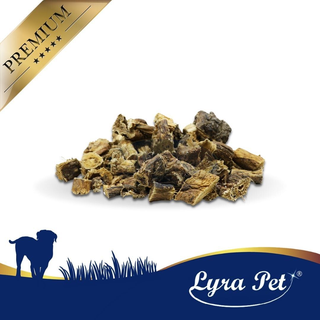 Haufen Lyra Pet Lammlunge. Trockene, unregelmäßig geformte Stücke. Premium-Logo oben links. Lyra Pet Logo unten rechts.