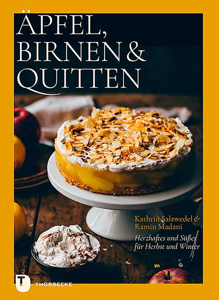Buchcover mit Titel "Äpfel, Birnen & Quitten". Kuchen auf Tortenständer, Äpfel und Schüssel mit Creme. Autoren: Kathrin Salzwedel & Ramin Madani.