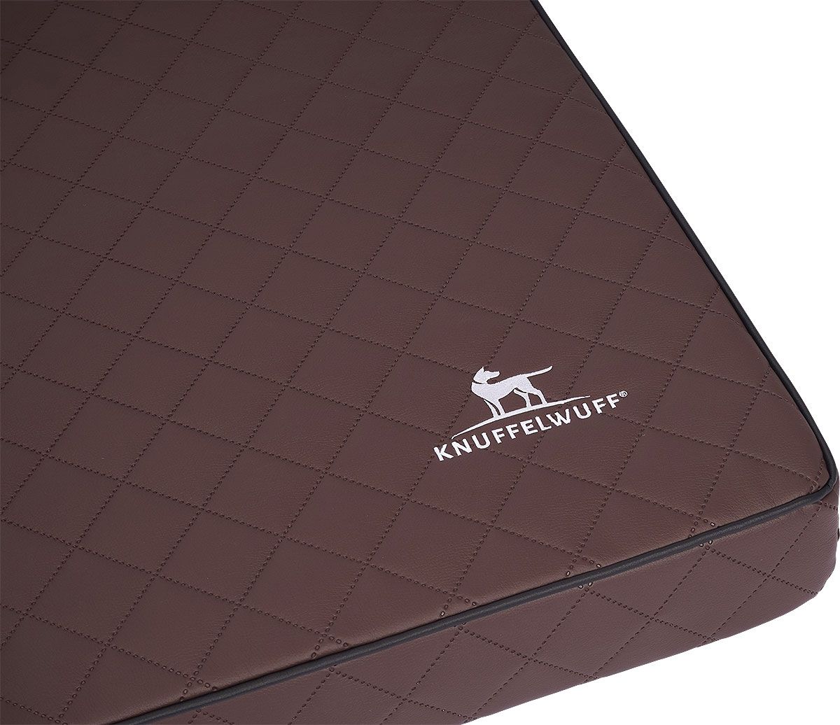 Detailansicht der braunen Hundematte mit Rautenmuster und Logo. Orthopädische Hundematte Juna.