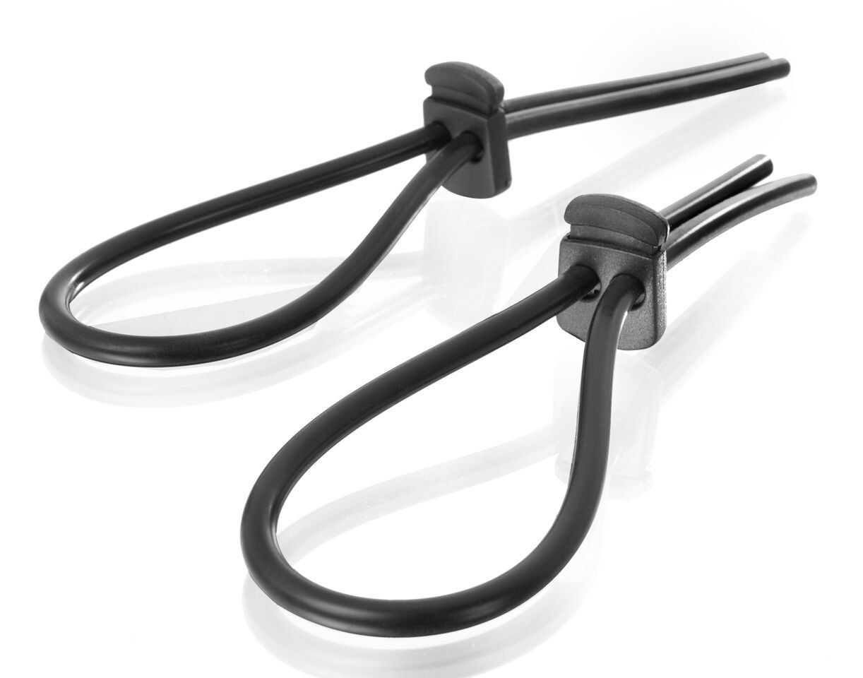 Zwei schwarze Penisringe mit Verbindungsstück. Ringe und Verbindungsstück sind aus Gummi.