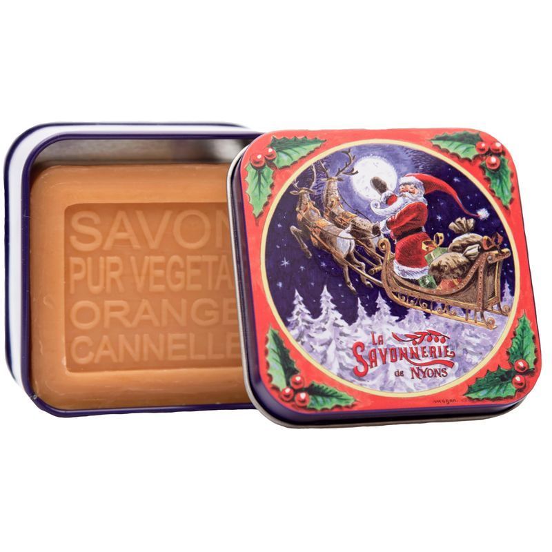 Metallbox mit Seife. Geöffnete Box mit quadratischer Seife. Auf dem Deckel: Weihnachtsmotiv mit Santa Claus und Rentieren. Text: La Savonnerie de Nyons.