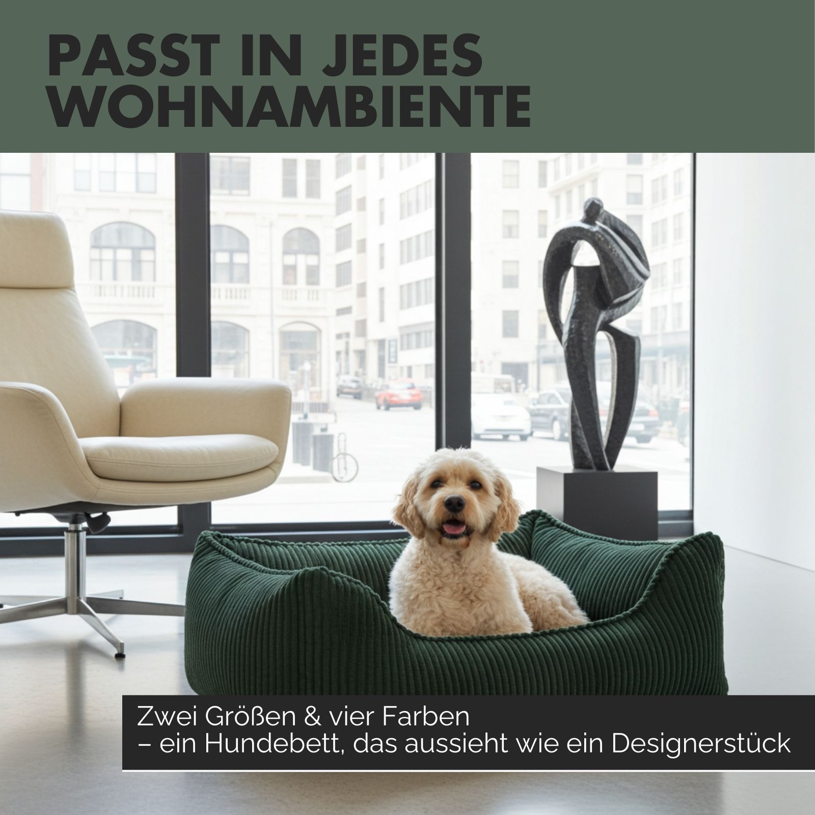 Hund liegt in grünem Hundebett. Innenarchitektur im Hintergrund. Zwei Größen und vier Farben.