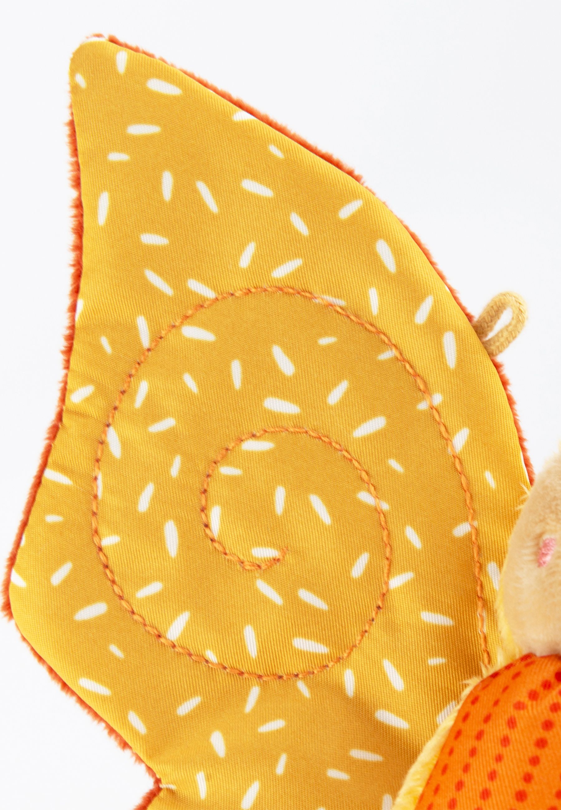 Nahaufnahme der Schmetterlingsflügel. Gelber Flügel mit weißem Muster und orangefarbener Umrandung.