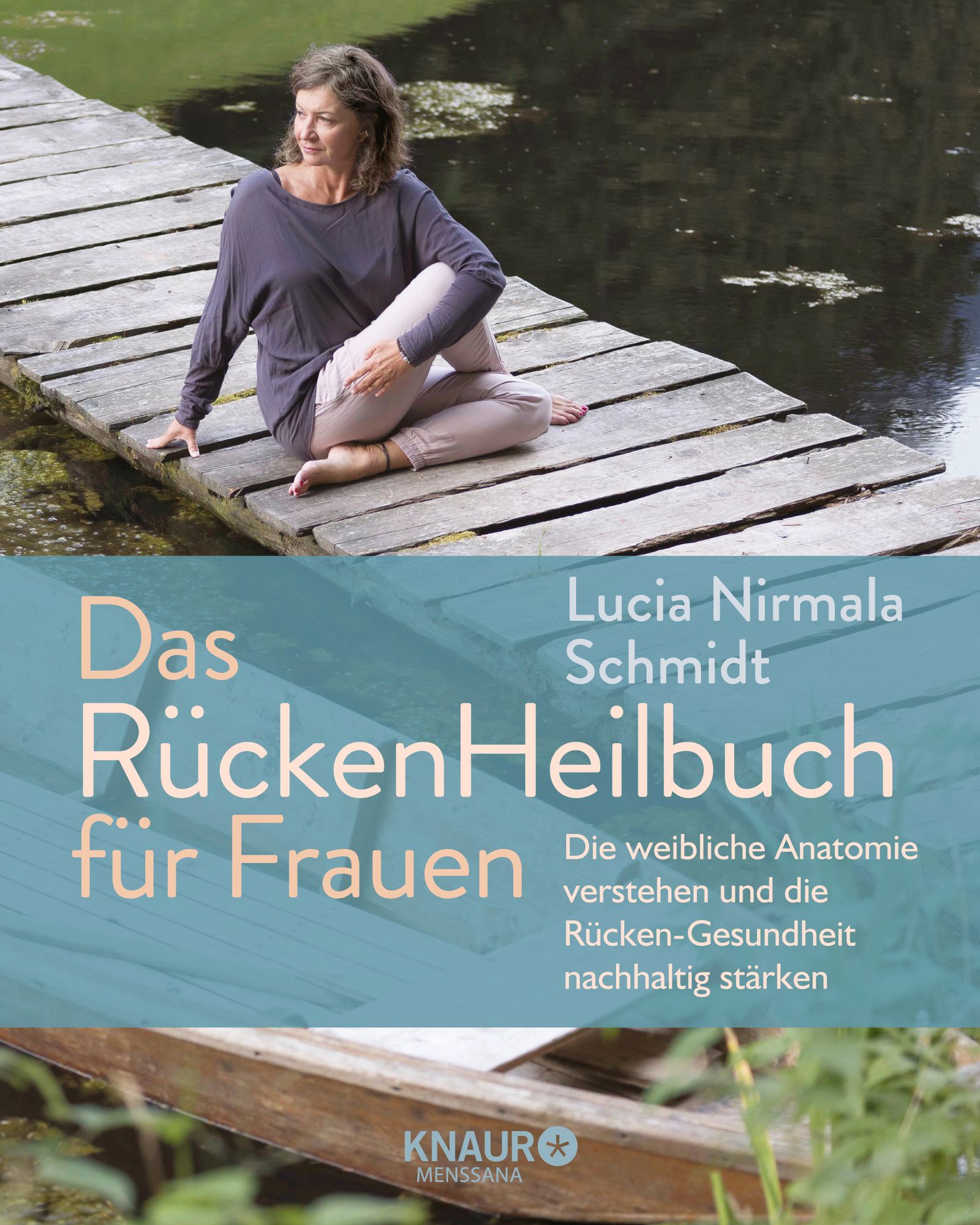 Buchcover: "Das RückenHeilbuch für Frauen". Autorin: Lucia Nirmala Schmidt. Titel in Weiß und Türkis auf blau-grünem Hintergrund. Frau auf Steg.