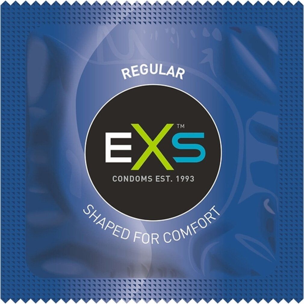 Einzeln verpacktes EXS Regular Kondom. Blaues Quadrat mit schwarzem Kreis und weißem Text. 'Shaped for Comfort'.
