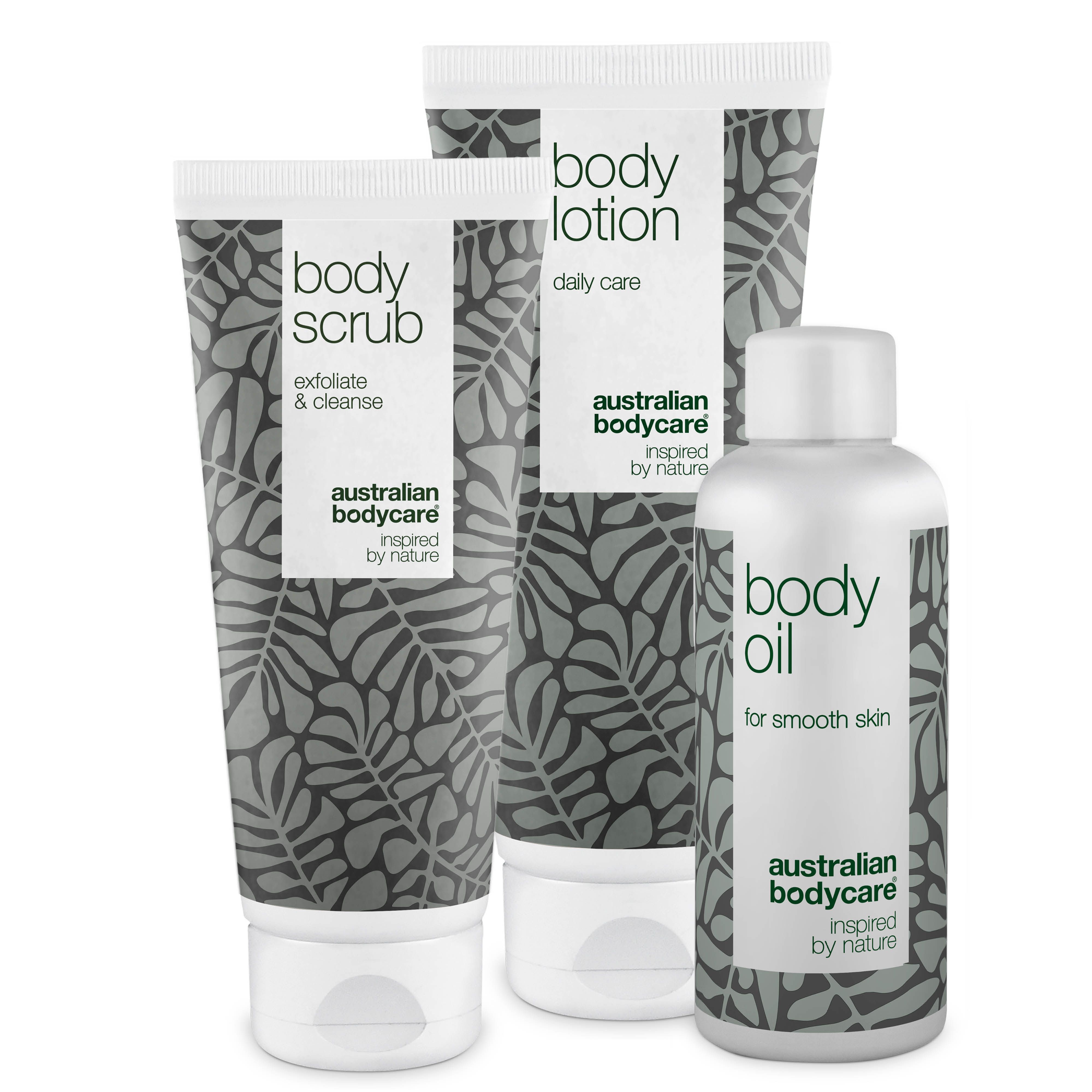 Drei Produkte: Body Scrub, Body Lotion und Body Oil. Weiße Tuben und Flasche mit grauen Blättern. Text: Australian Bodycare.
