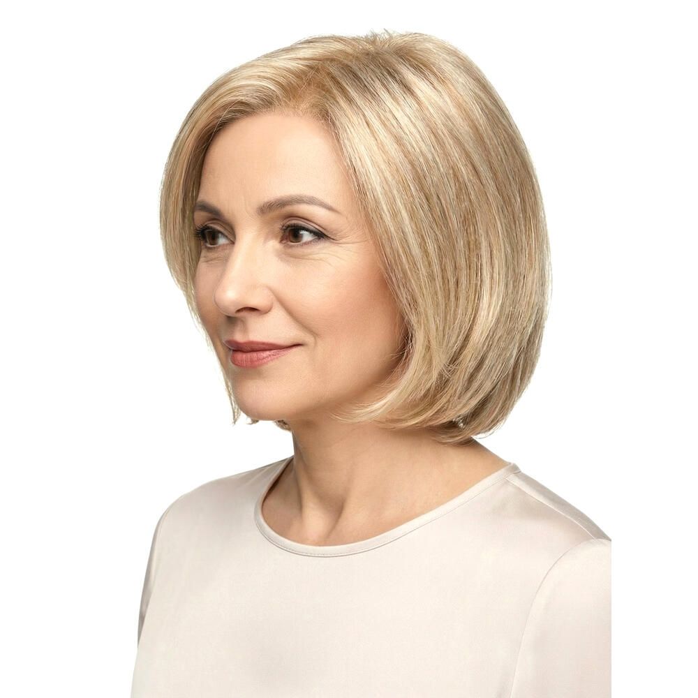 Blonde Perücke mit kurzem, gewelltem Schnitt. Seitenansicht einer Frau mit hellem Teint.