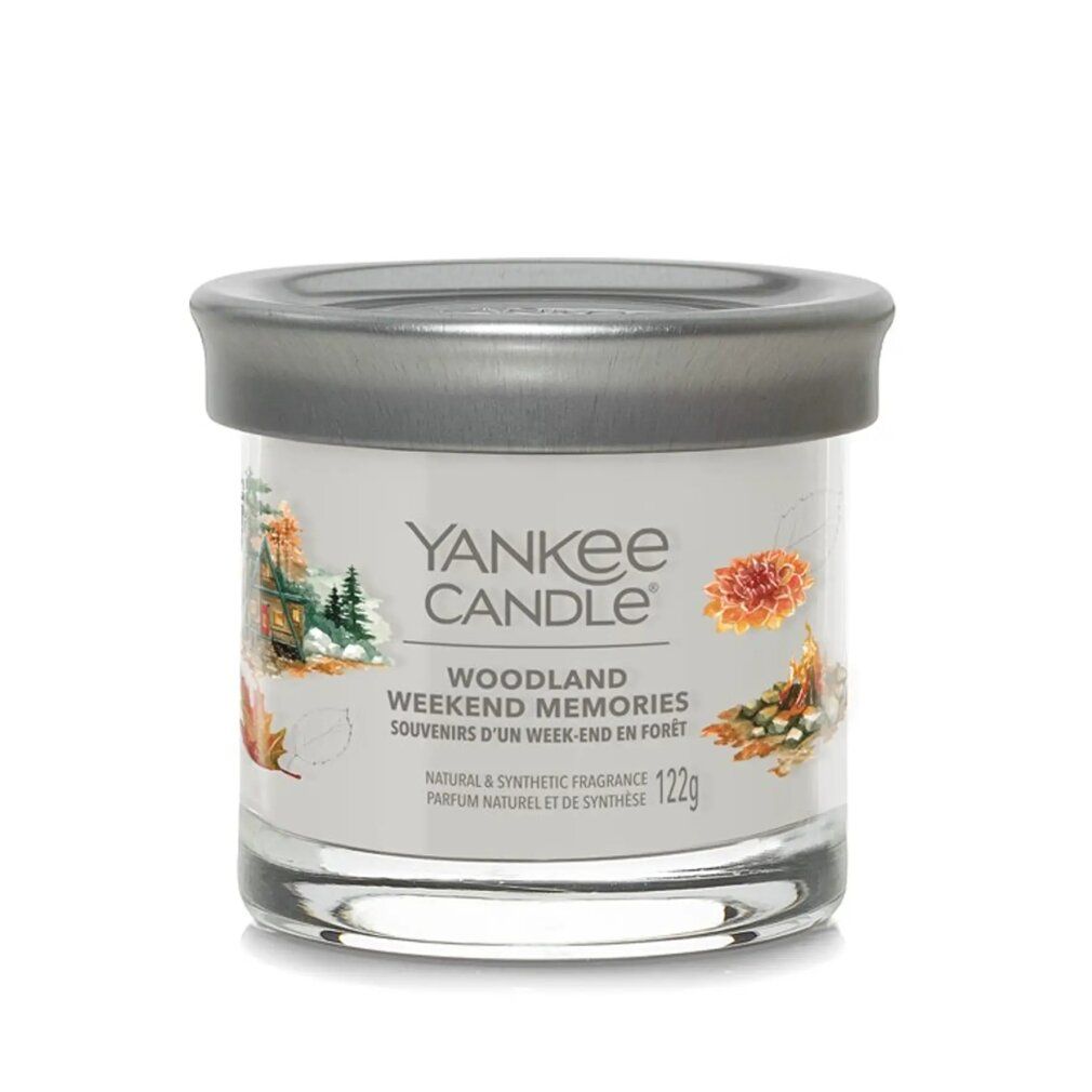 Kerzenglas mit Deckel. Aufschrift: Yankee Candle, Woodland Weekend Memories. Dekorative Elemente: Blätter, Blüten. Gewicht: 122g.