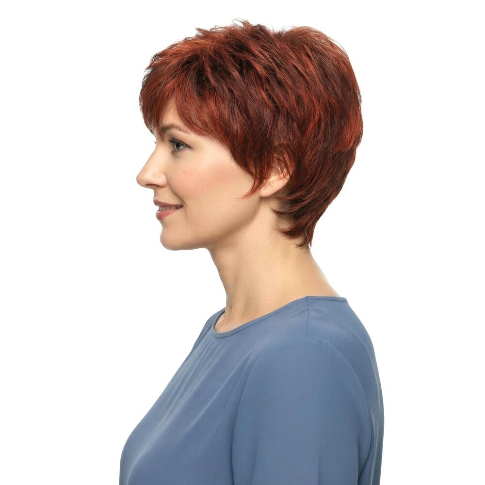 Kurzhaarperücke in Rotbraun. Seitenansicht einer Frau mit Perücke. Das Haar ist kurz geschnitten und leicht gewellt.