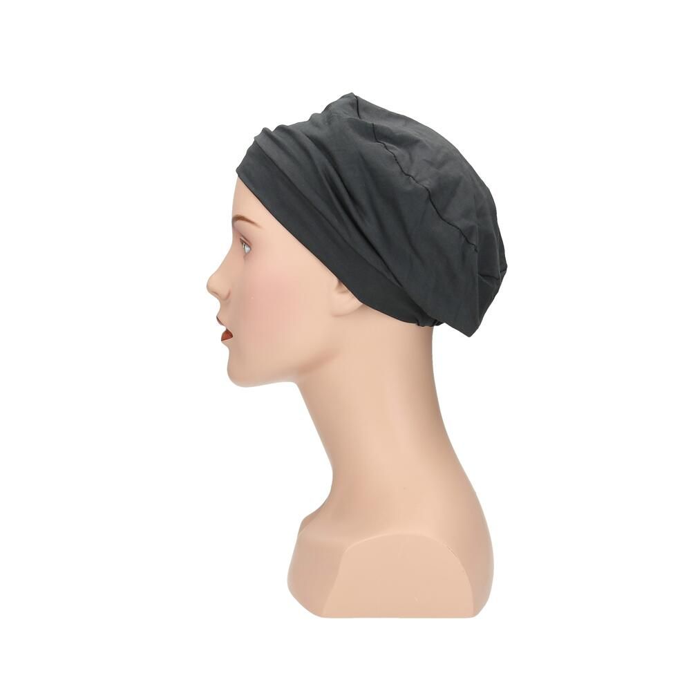 Dunkelgrauer Turban auf einer Schaufensterpuppe. Seitenansicht. Stoff wirkt leicht geriffelt.