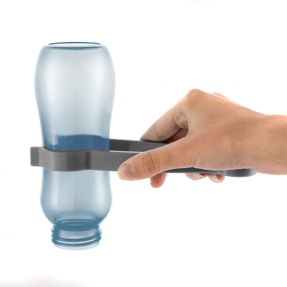 Hand hält graue Zange, um eine blaue Flasche zu greifen.