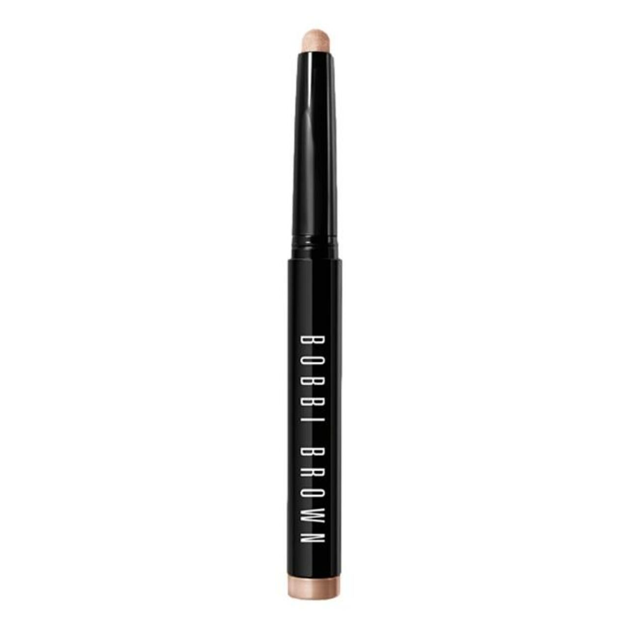 Bobbi Brown Long-Wear Cream Shadow Stick. Schwarzer Stift mit beiger Spitze. Vertikale Ausrichtung. Schwarze Schrift: Bobbi Brown.