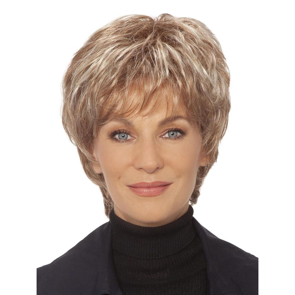 Kurzhaarperücke mit blonden Strähnen. Die Frau trägt einen schwarzen Rollkragenpullover. Frontansicht.