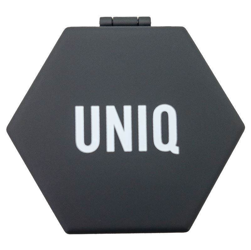 Kompakter, sechseckiger Spiegel. Schwarzes Gehäuse mit weißem "UNIQ"-Schriftzug. Geschlossen, mit Scharnier.