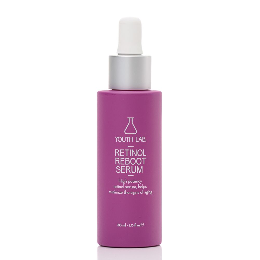 Violette Flasche mit silberner Kappe und Pipette. Aufschrift: YOUTH LAB Retinol Reboot Serum. Enthält 30 ml.