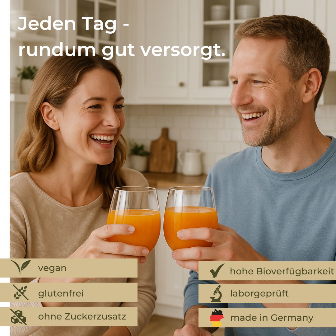 Ein Paar prostet mit Gläsern Orangensaft. Text: vegan, glutenfrei, ohne Zuckerzusatz, hohe Bioverfügbarkeit, laborgeprüft, made in Germany.
