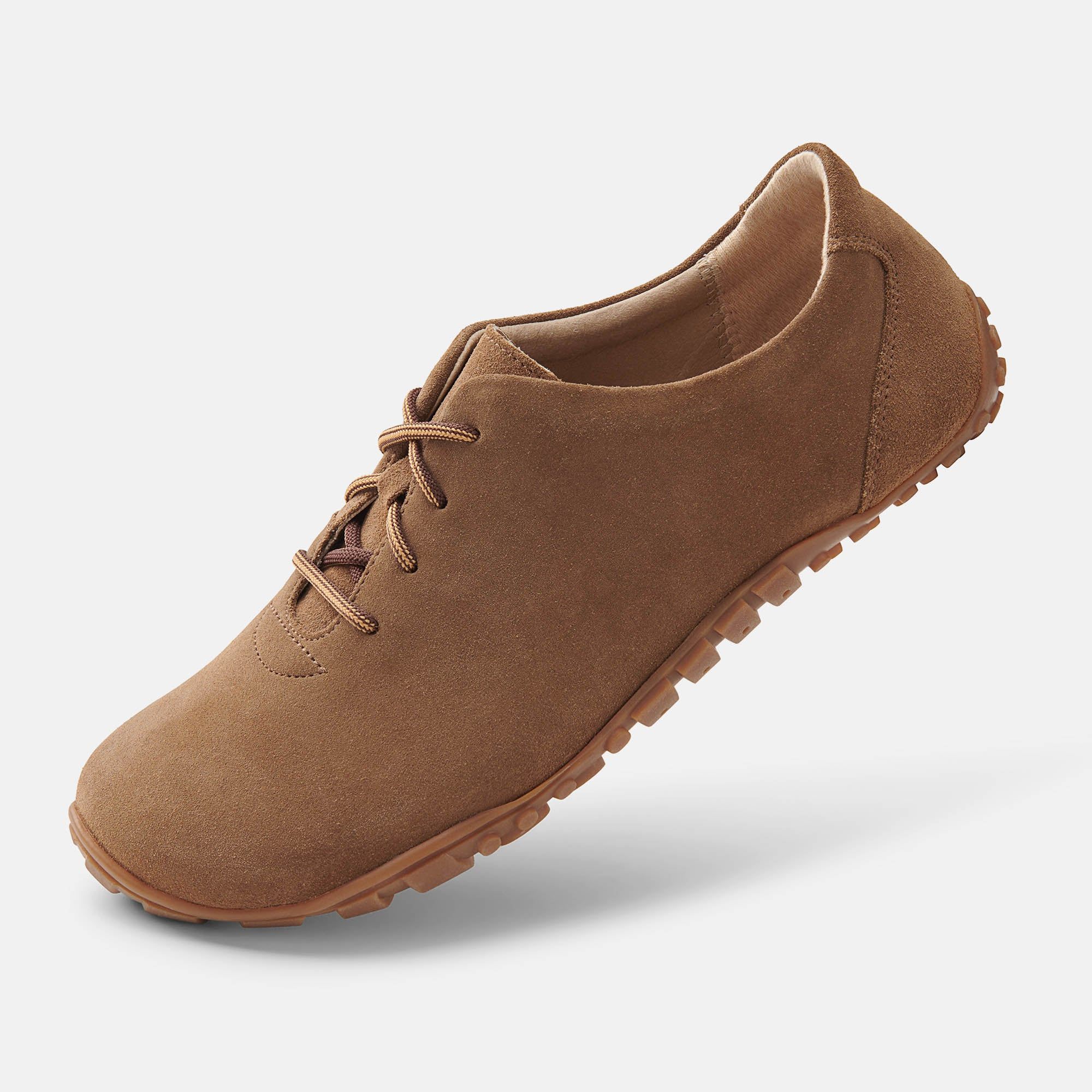 Brauner Schnürschuh. Wildleder, Schnürsenkel, Gummisohle. Breite Passform.