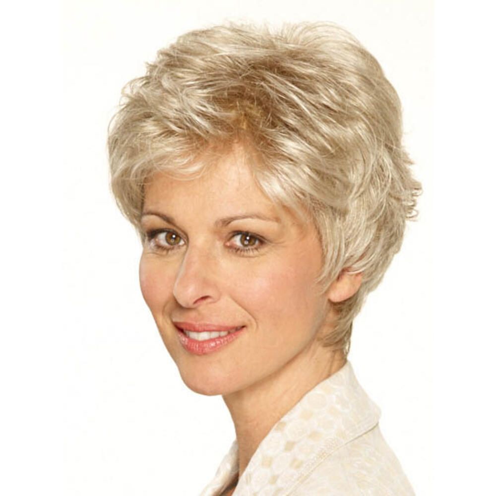 Kurzhaarperücke in Blond. Frau mit Perücke, Blick nach vorn. Helles Oberteil. Weißer Hintergrund.