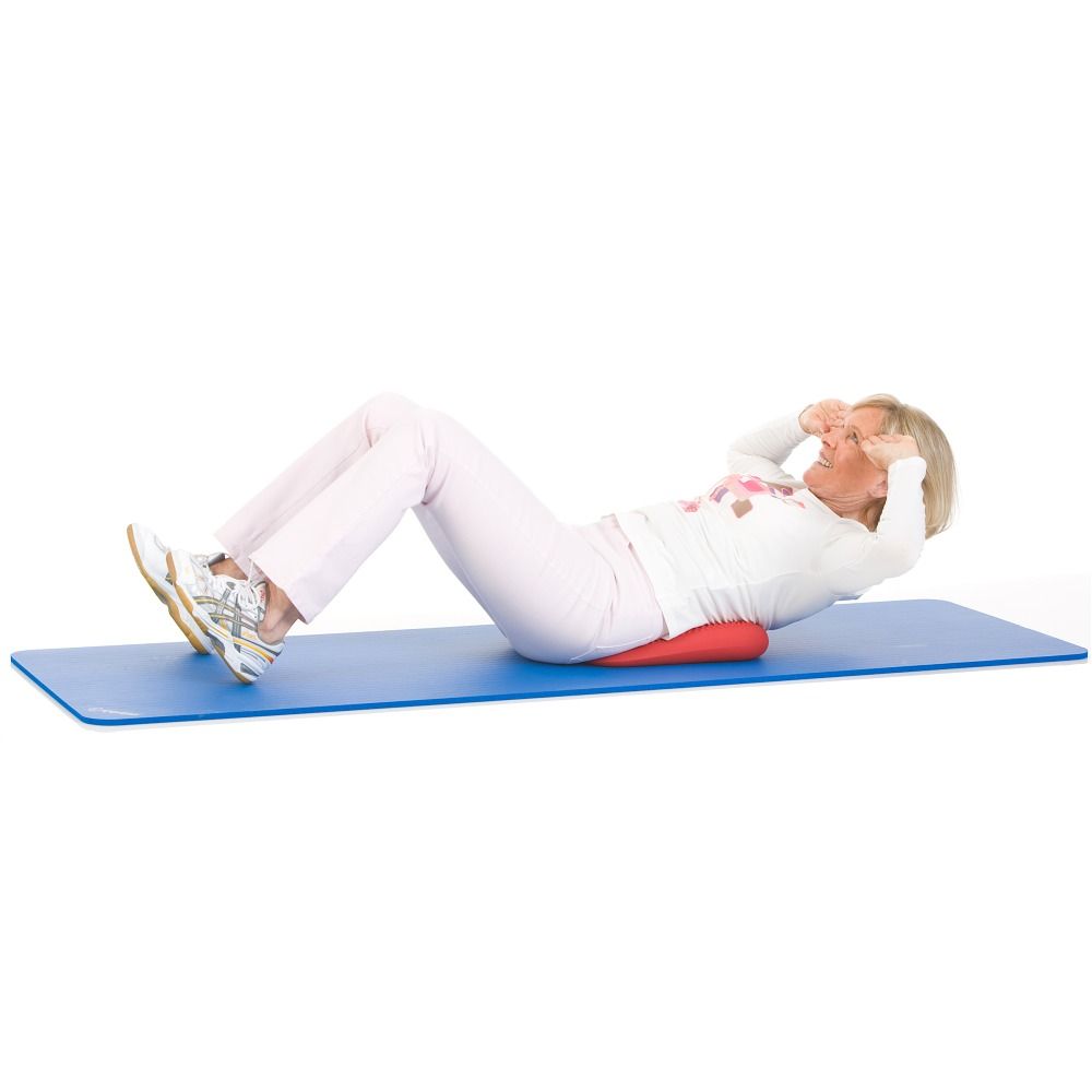 Frau macht Crunches mit rotem Dynair Pad unter dem Rücken.