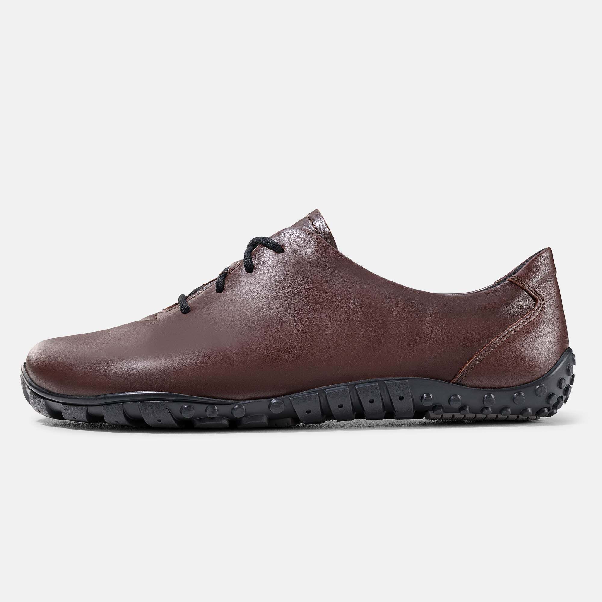 Braune Lederschnürschuhe, Seitenansicht, mit schwarzer Sohle.