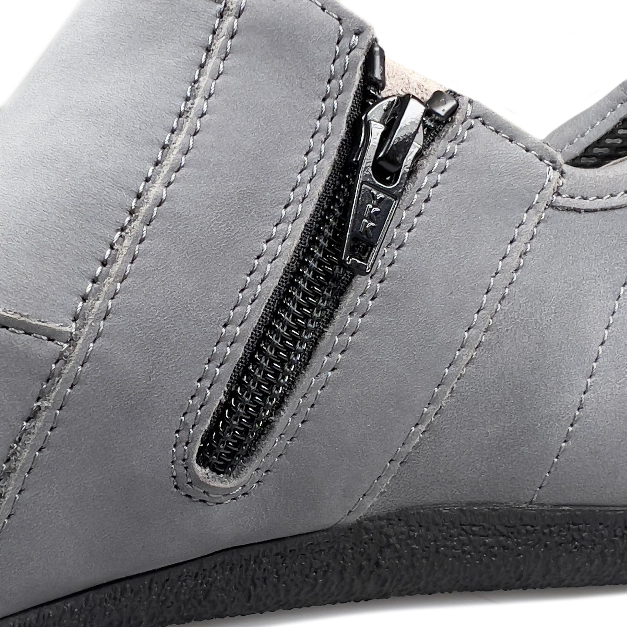 Nahaufnahme eines grauen Slippers. Reißverschluss, Nähte, schwarze Sohle.