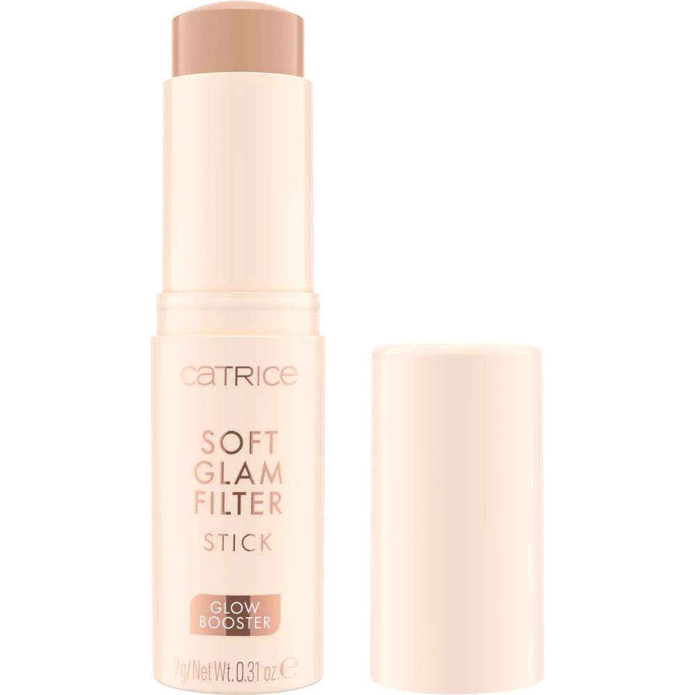 Catrice Soft Glam Filter Stick. Beige Stift, Deckel daneben. Text: Soft Glam Filter Stick, Glow Booster.