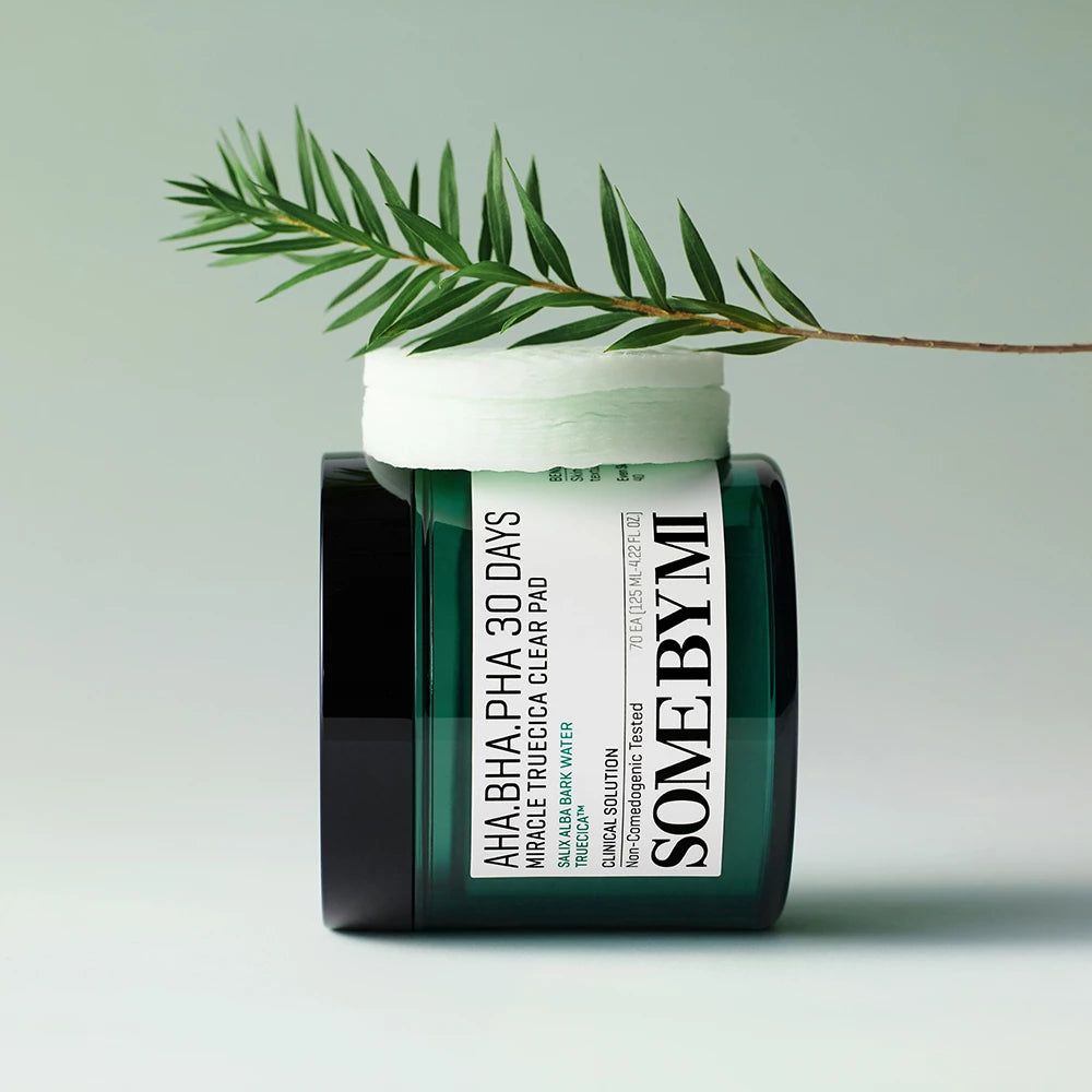 Grüne Dose mit Pads. Aufschrift: AHA-BHA-PHA 30 DAYS MIRACLE TRUECICA CLEAR PAD. Marke SOME BY MI. Zweig darüber.