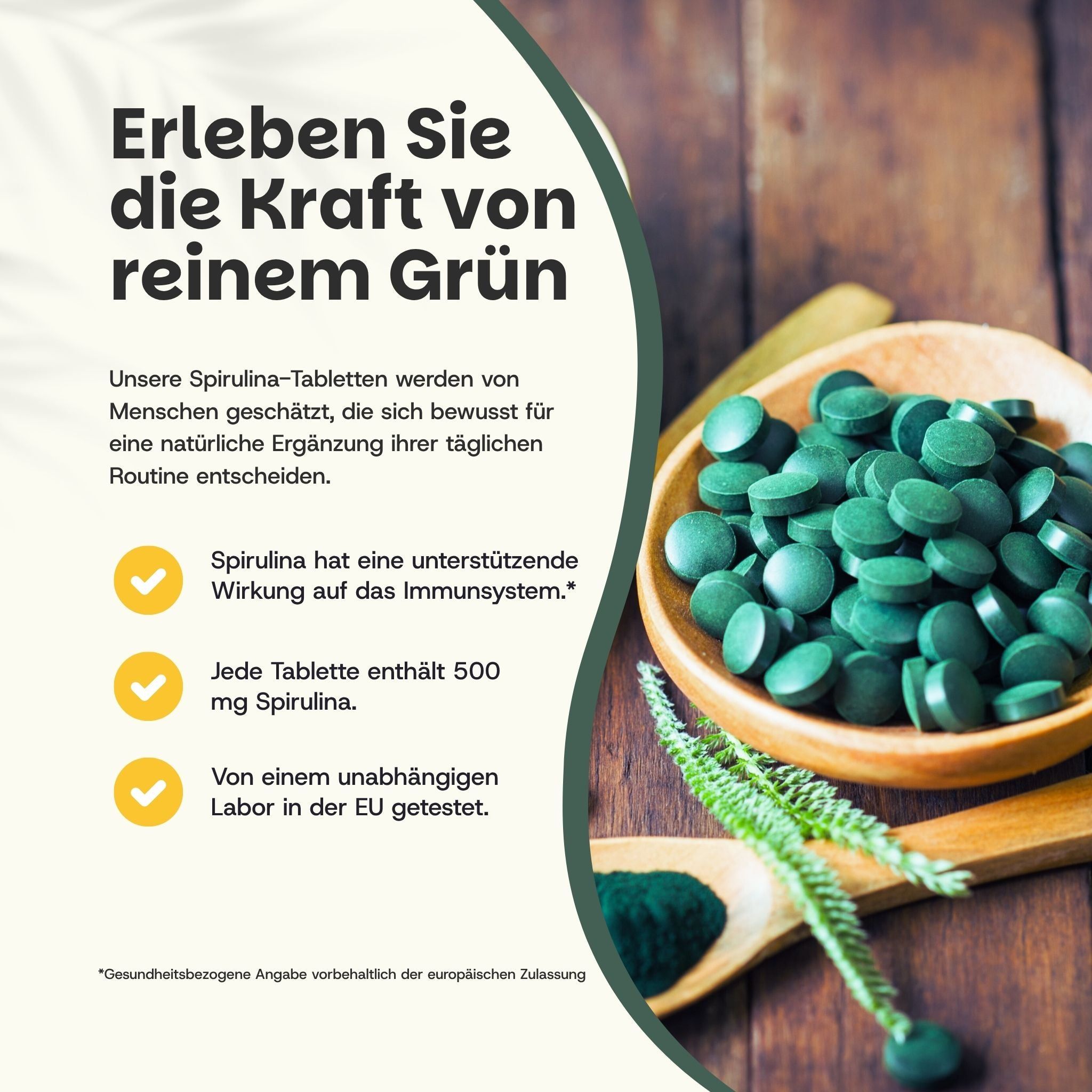 Hölzerne Löffel mit grünen Spirulina-Tabletten. Text: Spirulina hat eine unterstützende Wirkung. Jede Tablette enthält 500 mg Spirulina.