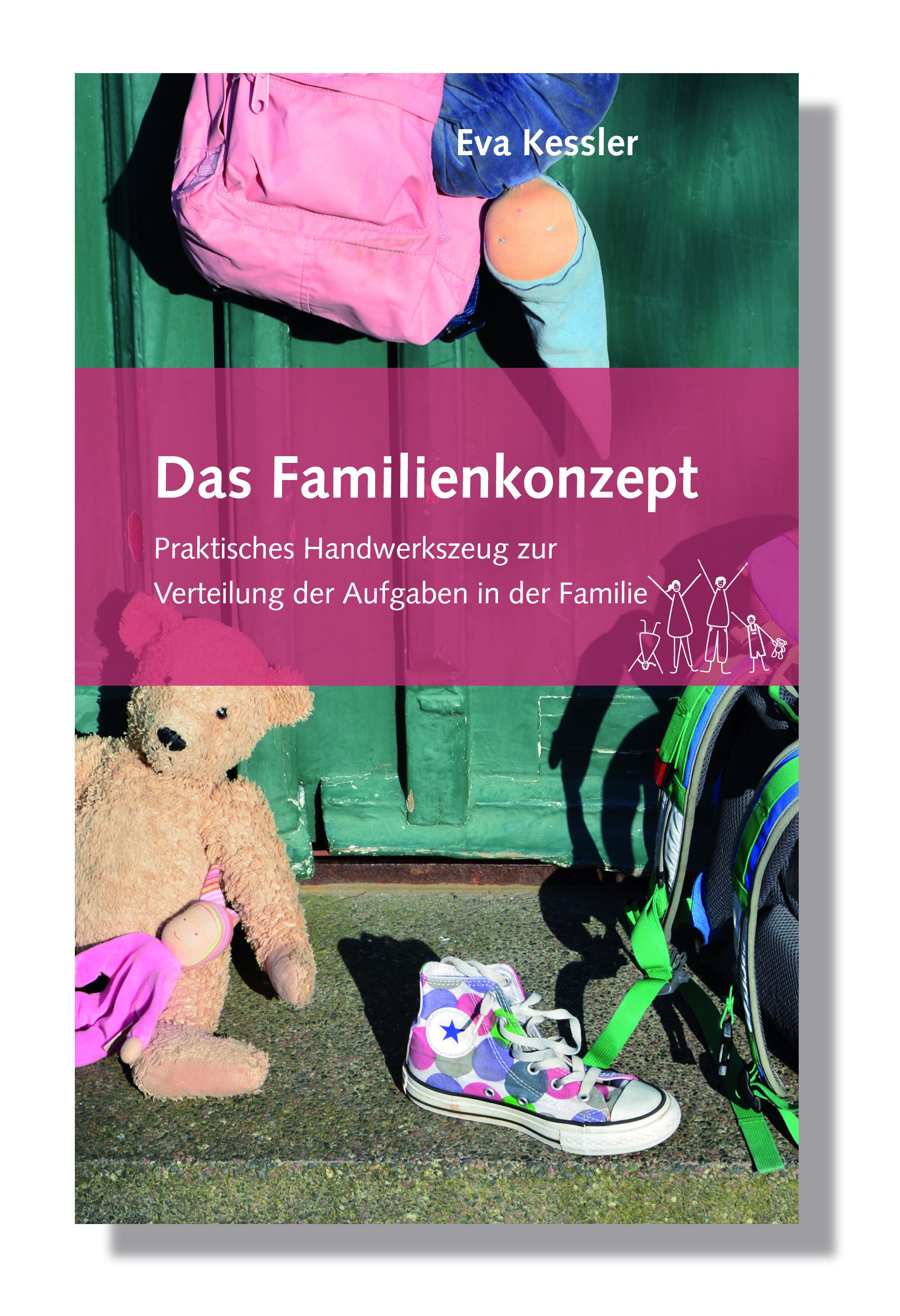 Buchcover: "Das Familienkonzept" von Eva Kessler. Pinker Balken mit Titel, darunter Text. Teddybär, Rucksack und Schuh vor grüner Tür.