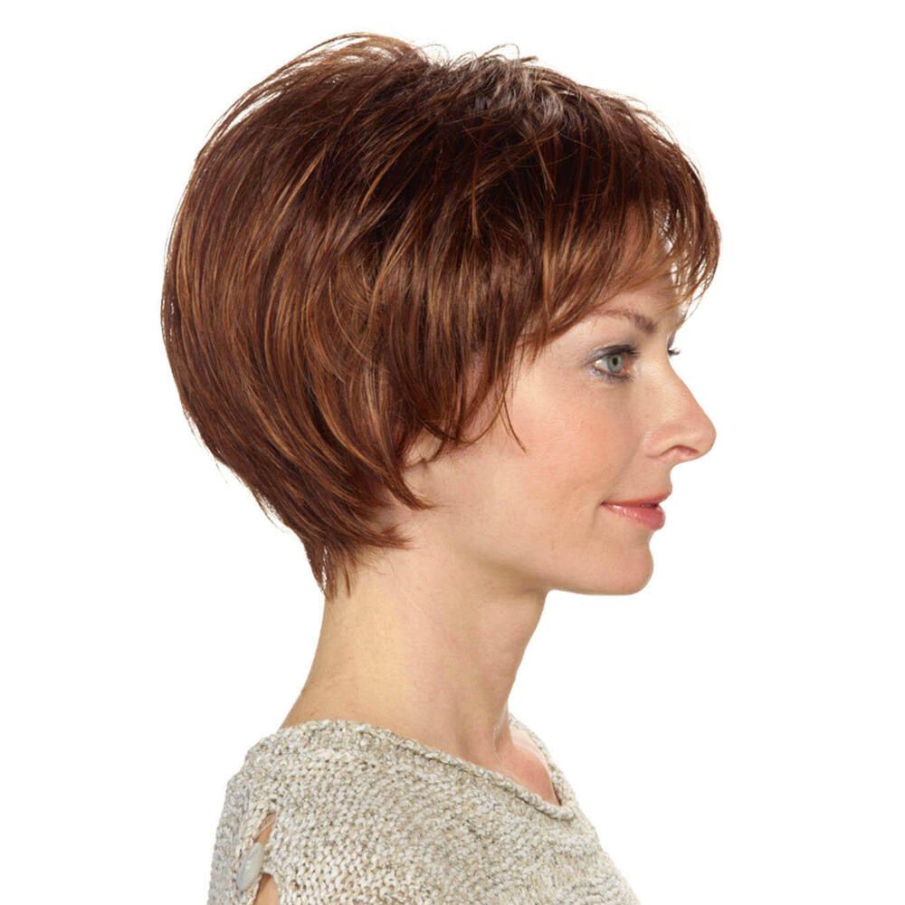 Kurzhaarperücke, rotbraune Farbe. Frau im Profil, Perücke.
