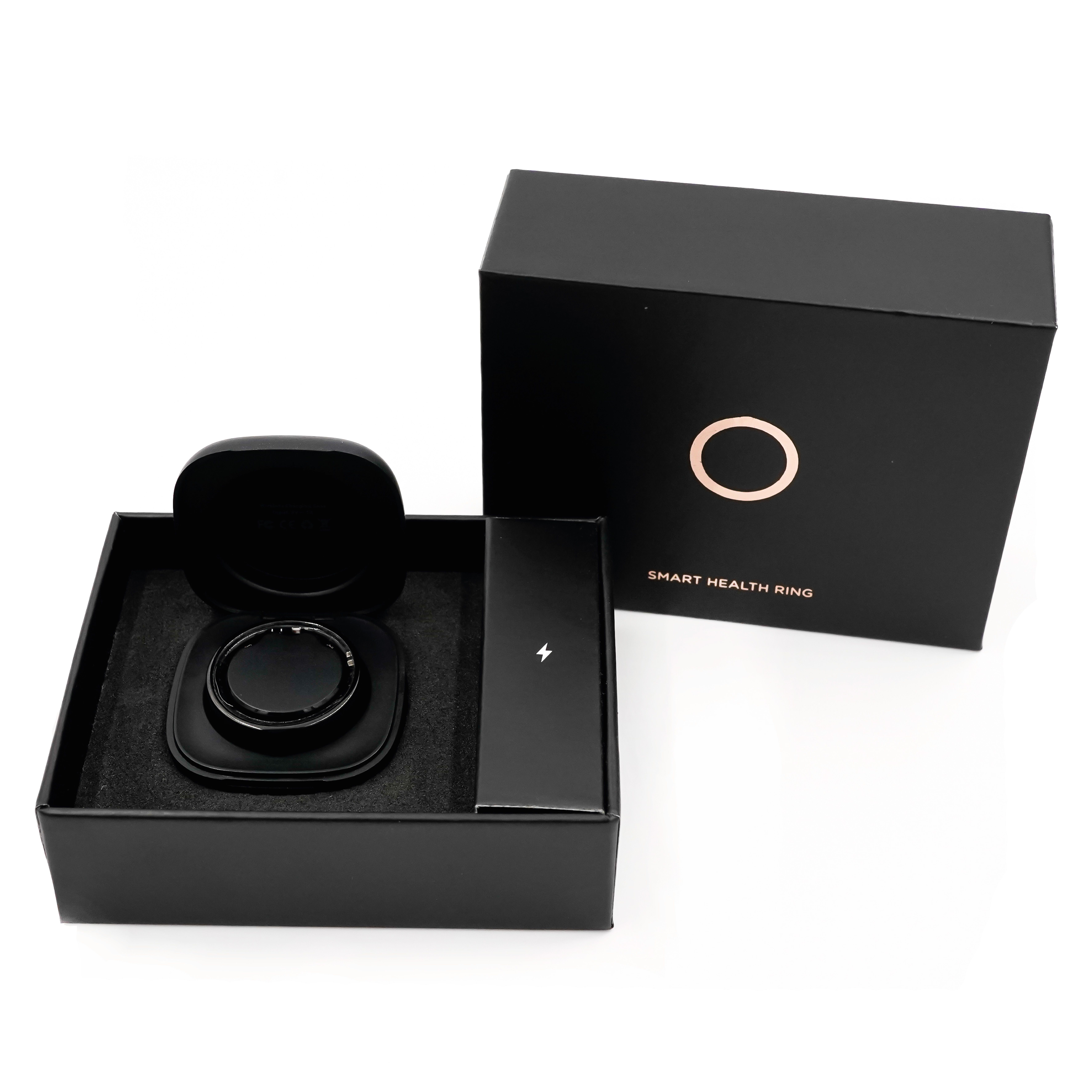 Schwarze Verpackung mit NEXTRING. Enthält Ring, Ladestation und Kabel. Goldener Schriftzug.