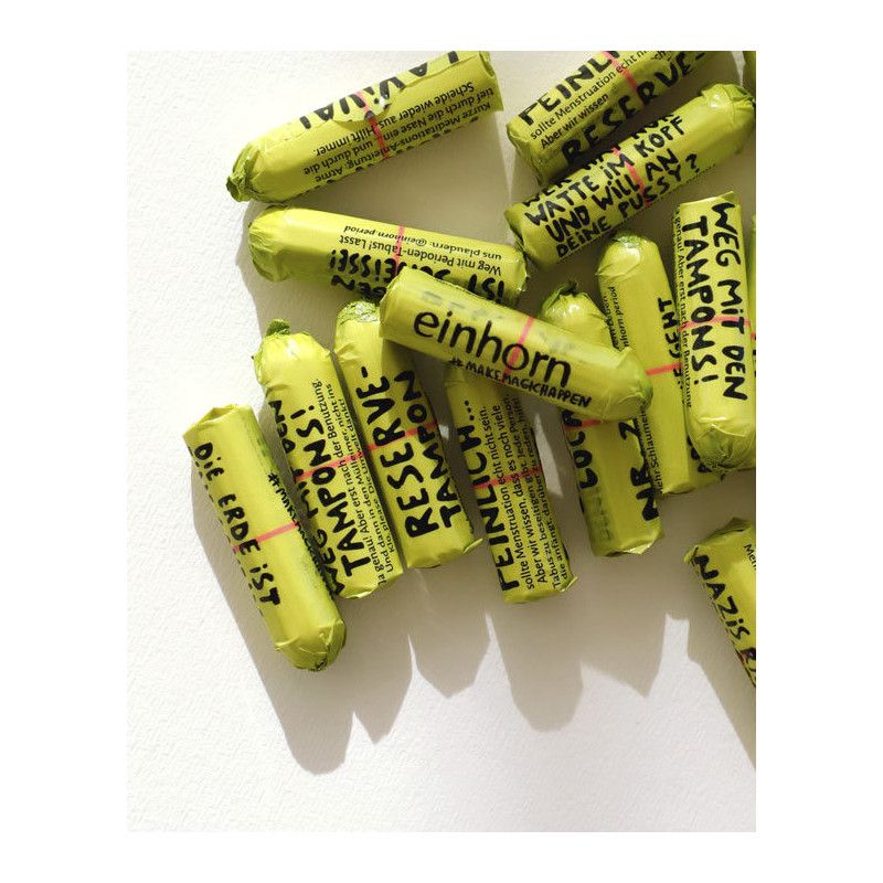 Tampons einzeln verpackt. Gelbe Verpackung mit rotem Gummiband. Aufschrift "einhorn" und Text.