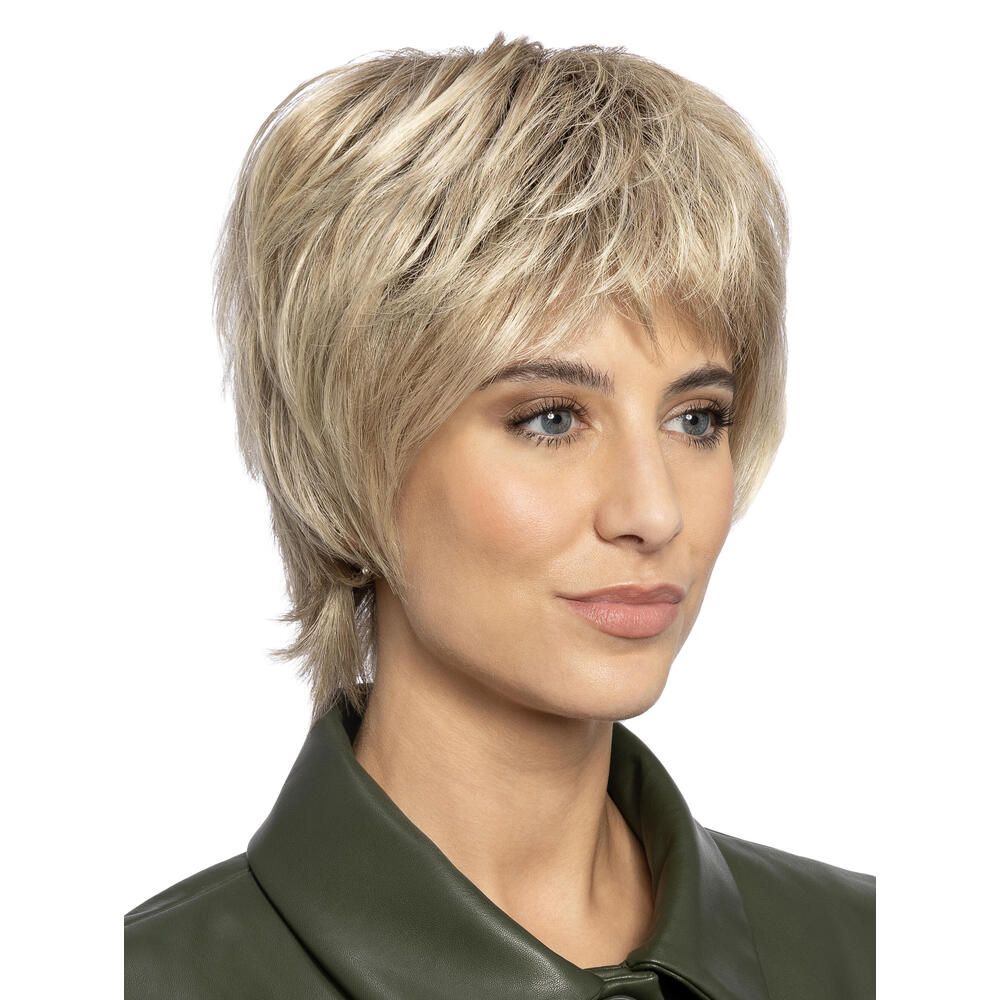 Kurzhaarperücke, blond, mit Pony. Frau trägt grüne Jacke. Seitenansicht.